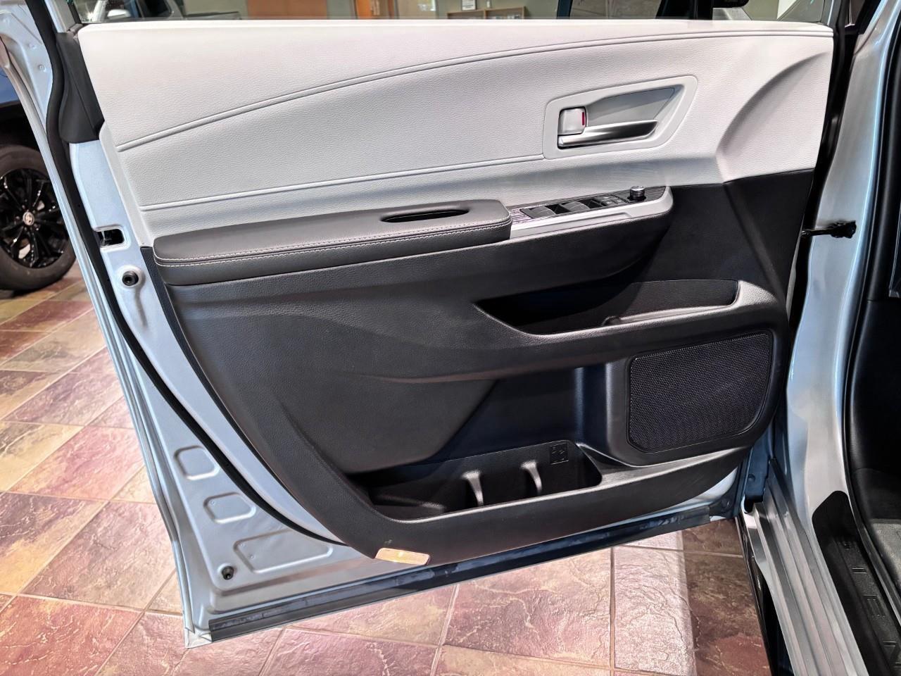 2025 Toyota Sienna XSE 7-Passenger Photo