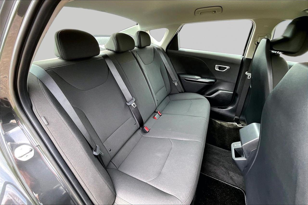 2026 Kia K4 LX   VERY LOW KM   ONE OWNER   CLEAN CARFAX Photo