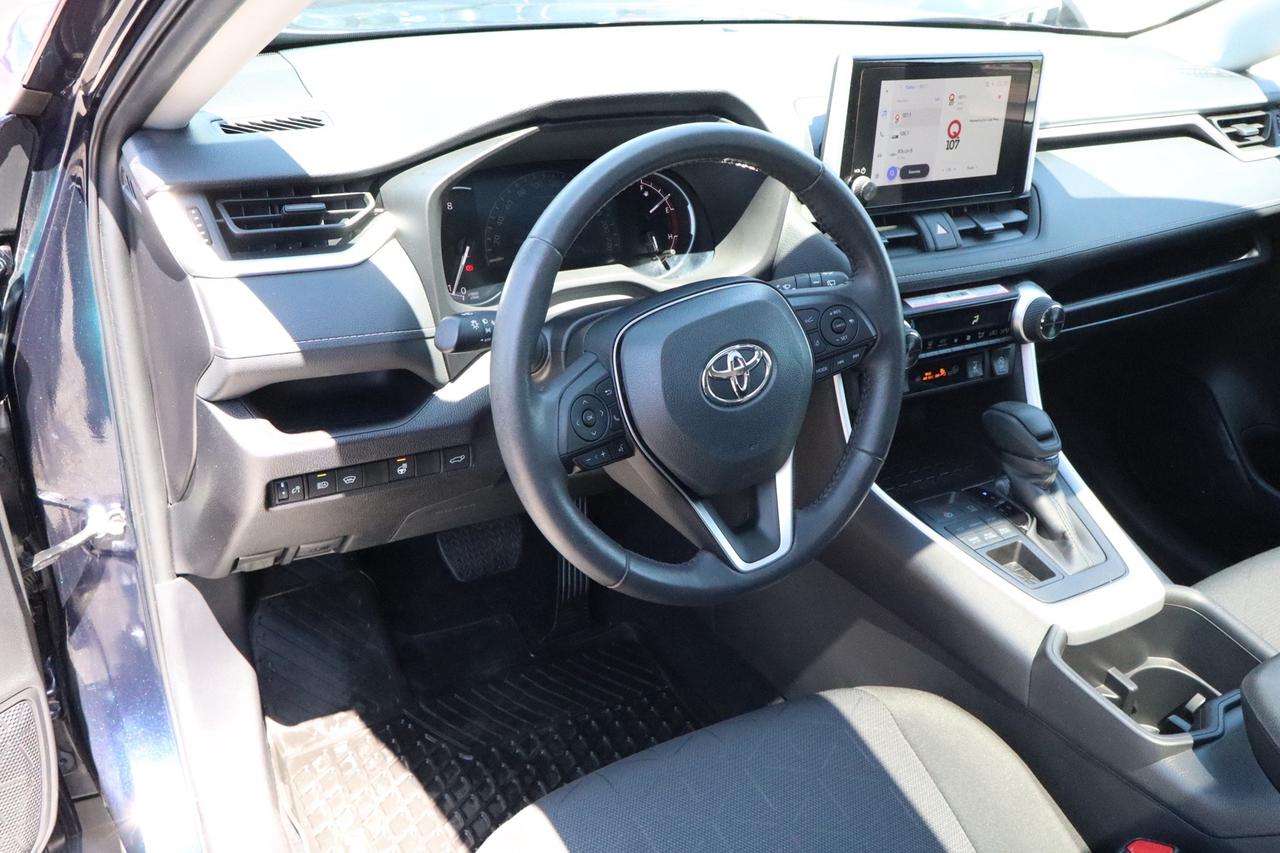 2025 Toyota RAV4 XLE AWD   ONE OWNER   CLEAN CARFAX Photo