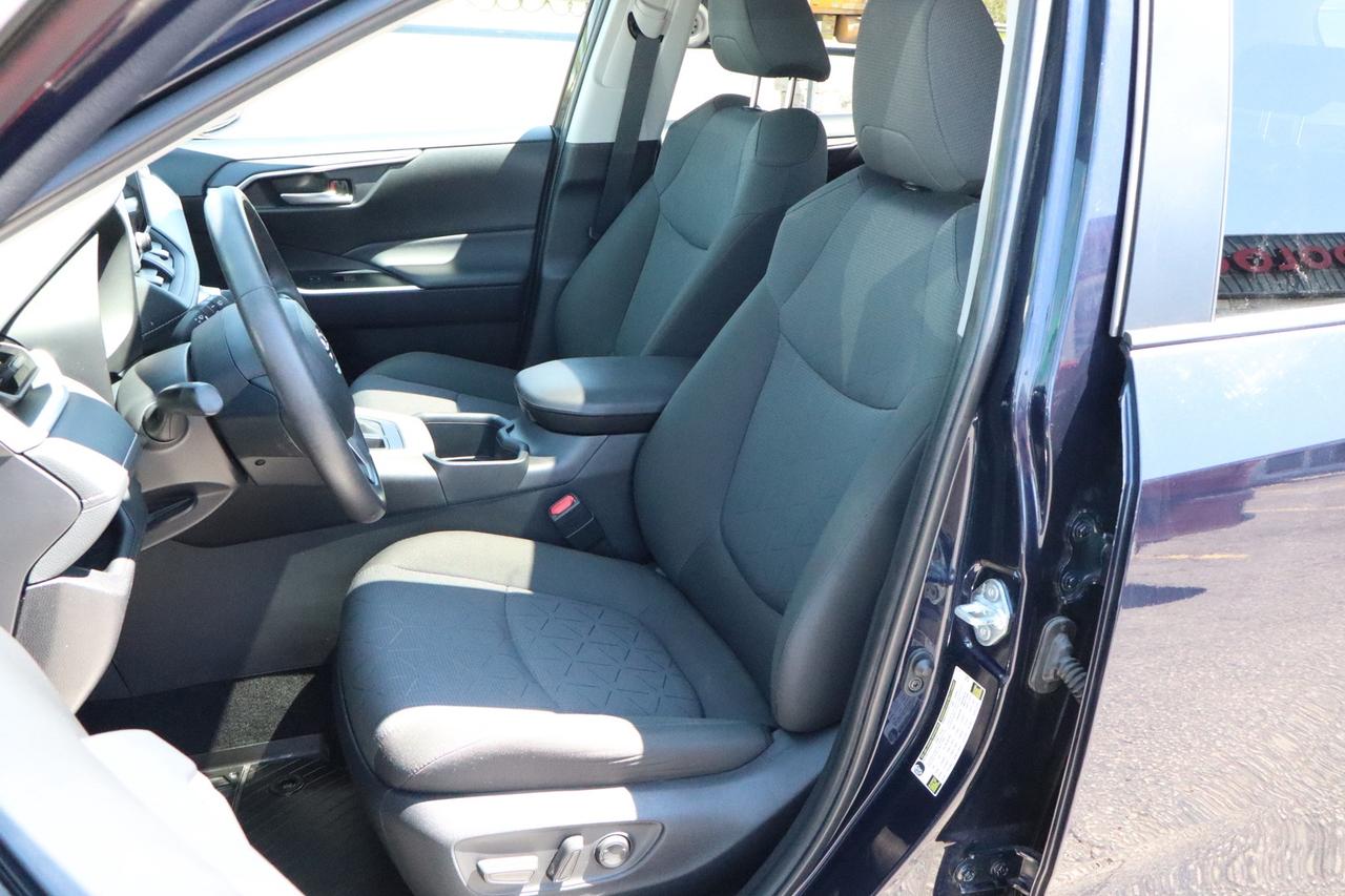 2025 Toyota RAV4 XLE AWD   ONE OWNER   CLEAN CARFAX Photo