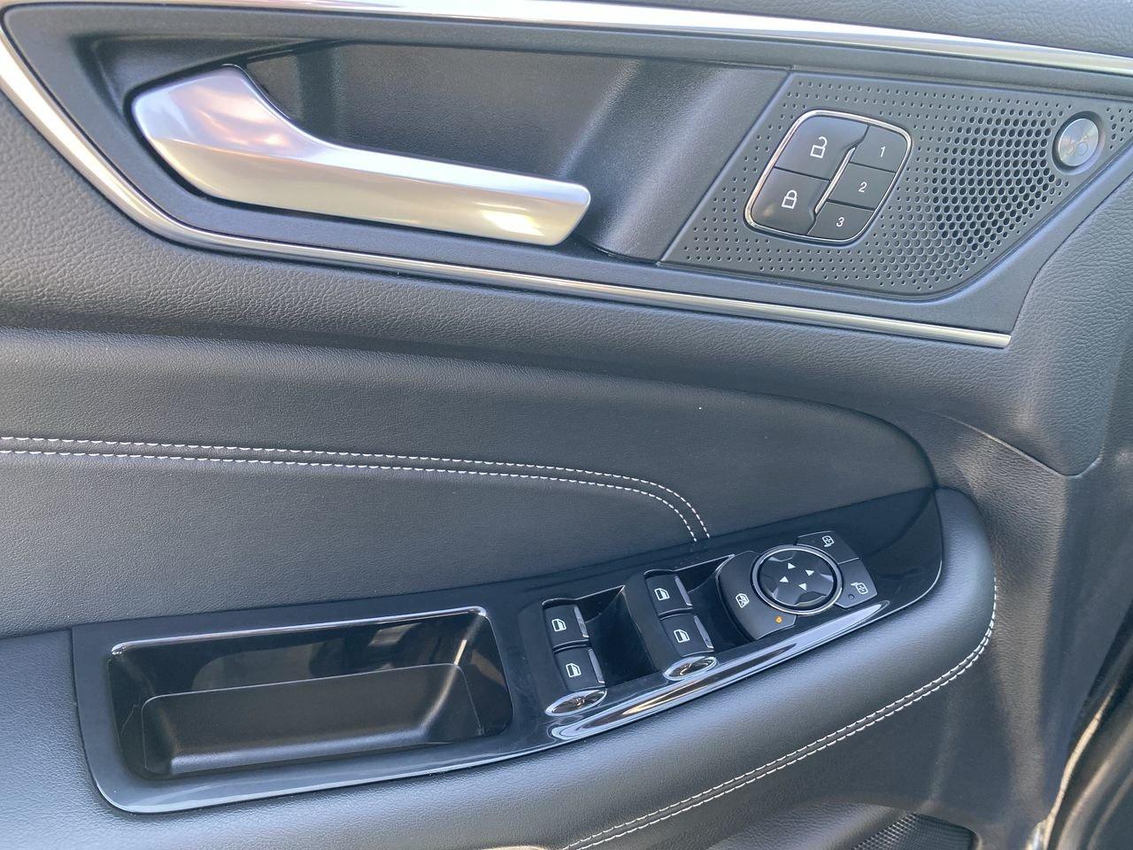 2020 Ford Edge Titanium Photo