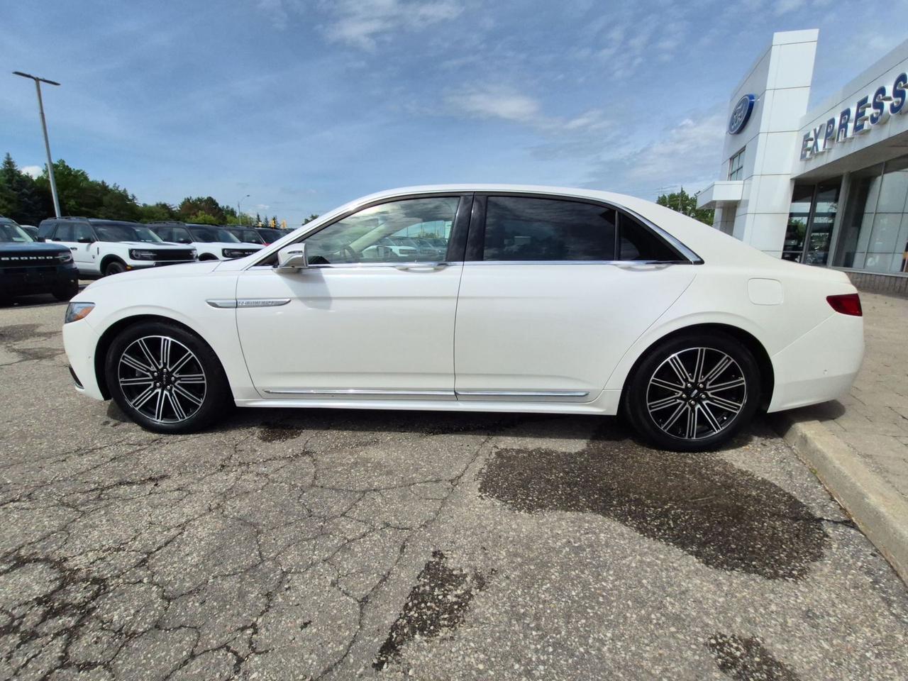 2017 Lincoln Continental LOCAL TRADE! 2.7L, PANO ROOF, TECH PACK!360-CAMERA Photo2