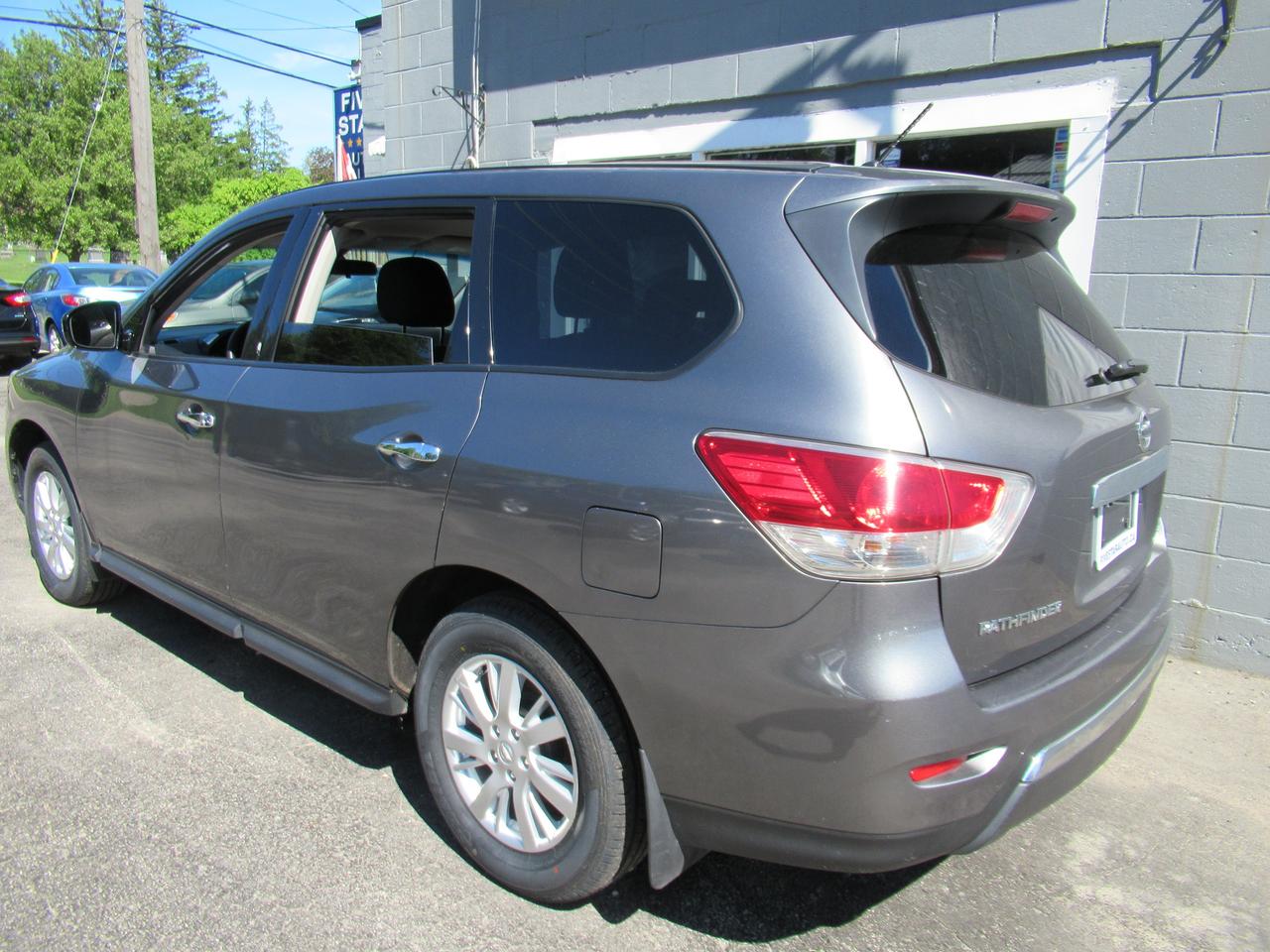 2016 Nissan Pathfinder S Photo2