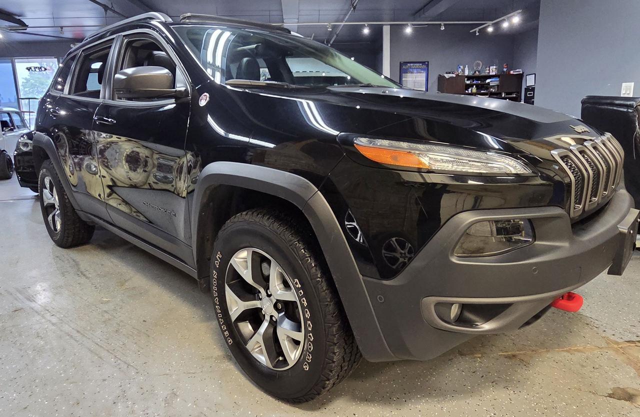 <html>
<p>Wow!!!! Trail Hawk and only 78,000 original kms!!!! Every option possible, 1 owner since new,clean Carfax history NO ACCIDENTS!!!! Carfax also shows quite a bit of maintenance history all done at the dealer since new,absolutely no disappointments here!!!! Sold certified, sale price does not include licensing or taxes.... Providing the public with quality pre-owned vehicles since 1995!!!</p>
</html>