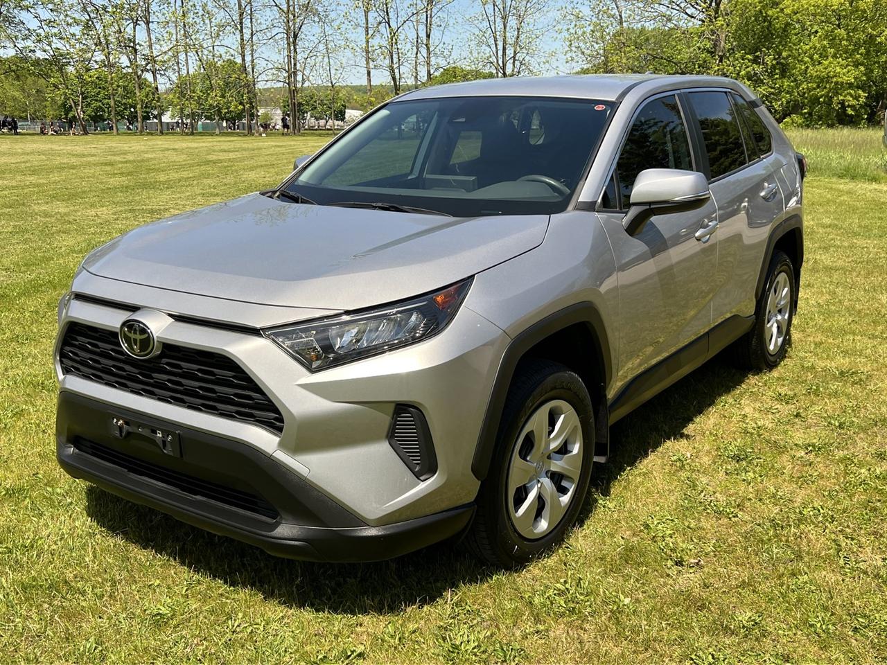 2022 Toyota RAV4 LE Photo0