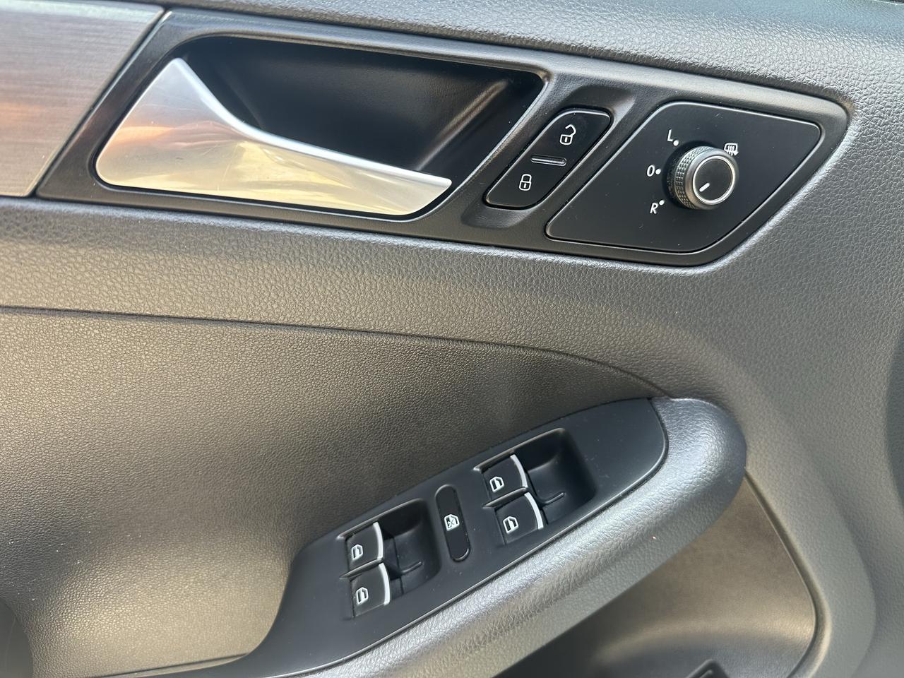 2015 Volkswagen Jetta 4dr 2.0 TDI DSG Highline Photo