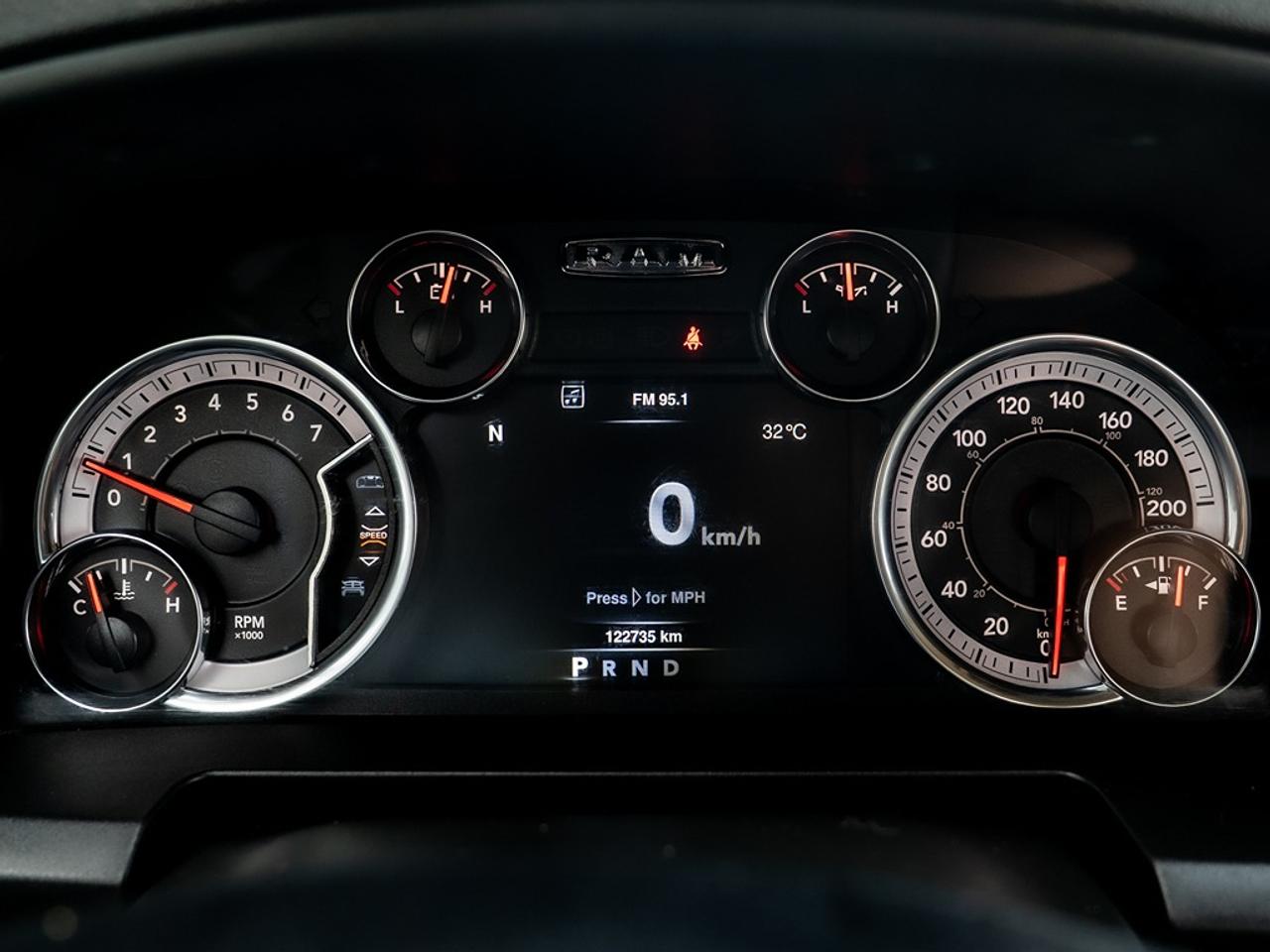 2022 RAM 1500 Classic SLT 4x4 Crew Cab Photo38