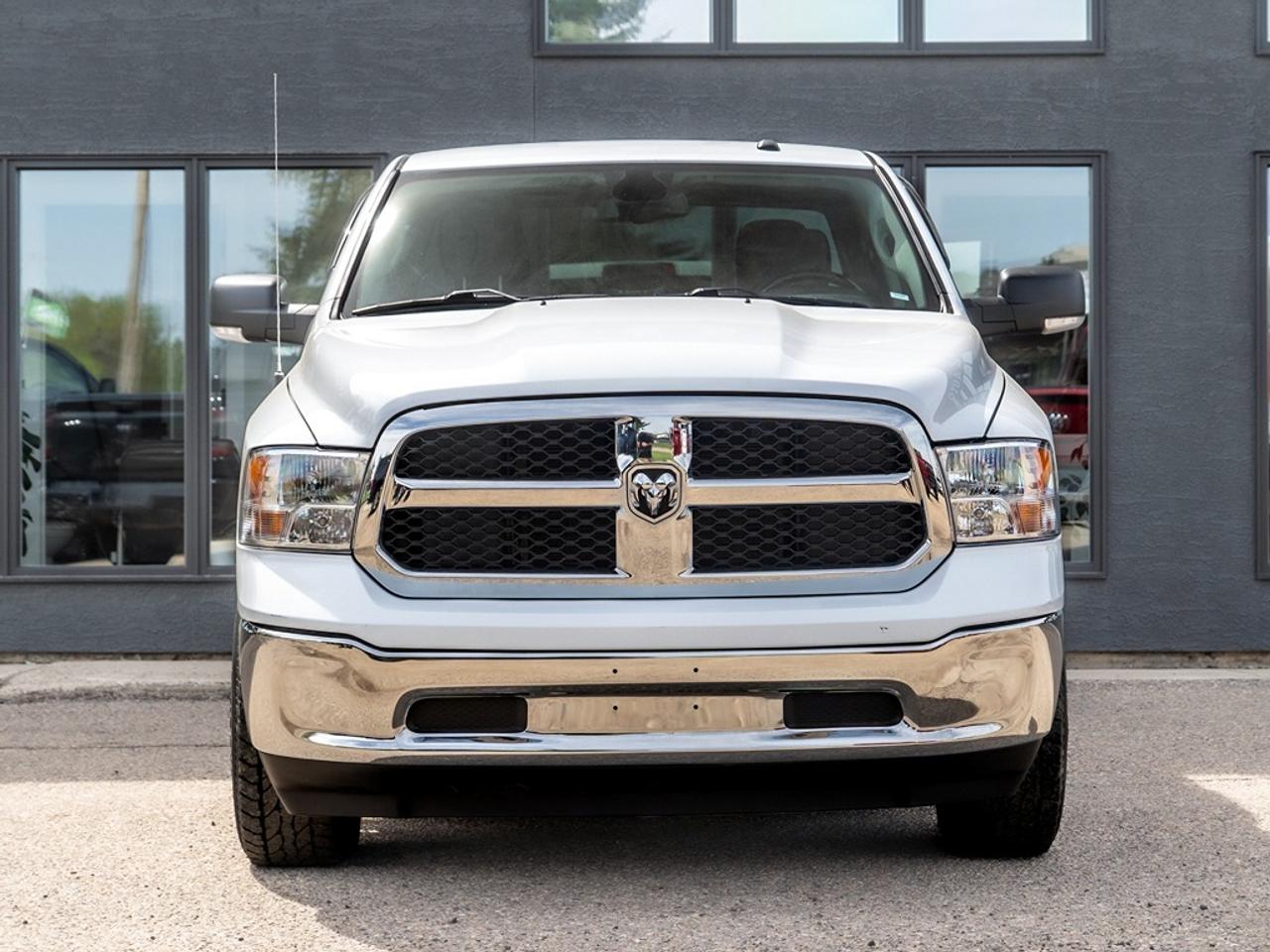 2022 RAM 1500 Classic SLT 4x4 Crew Cab Photo2