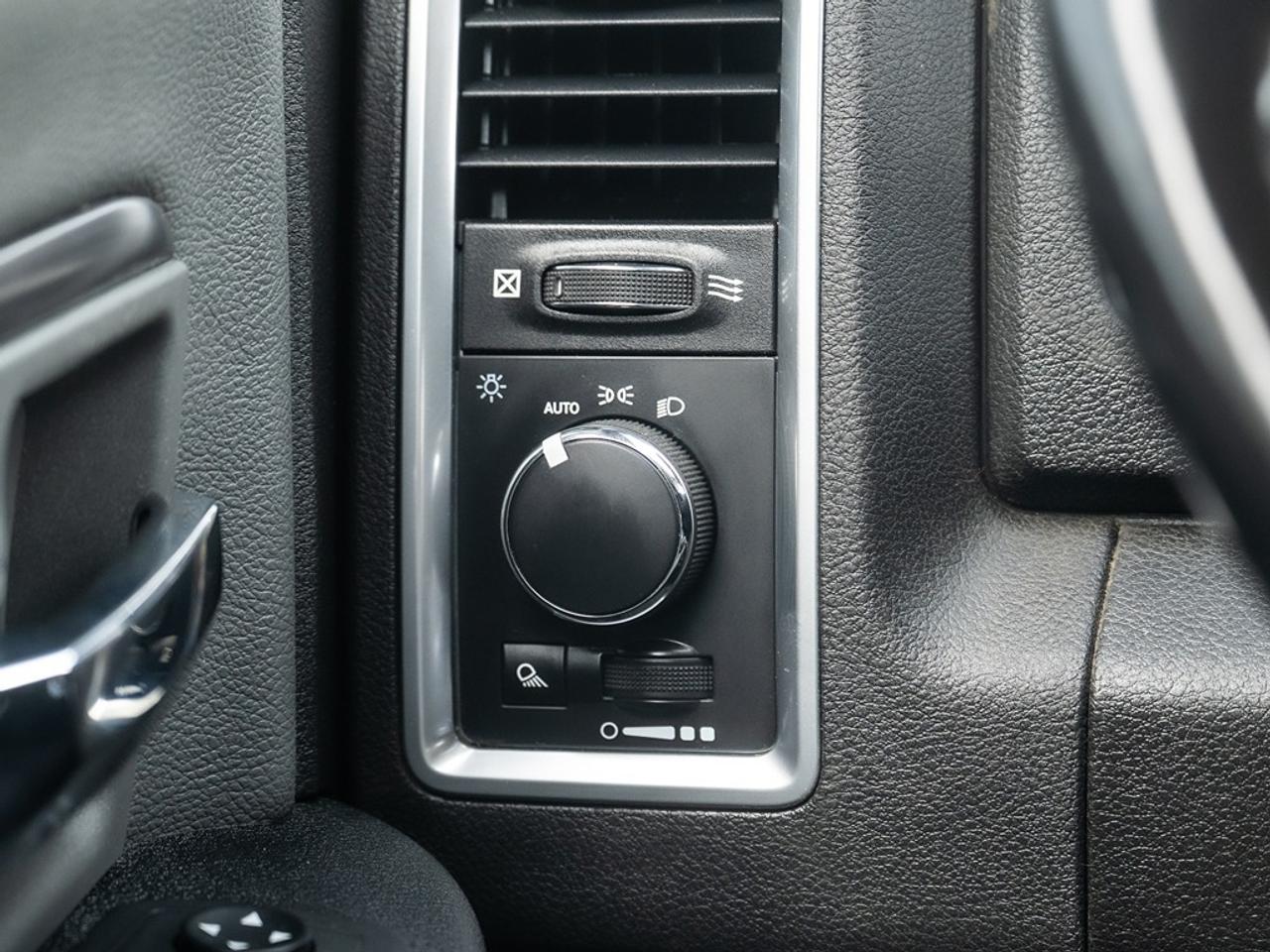 2022 RAM 1500 Classic SLT 4x4 Crew Cab Photo33