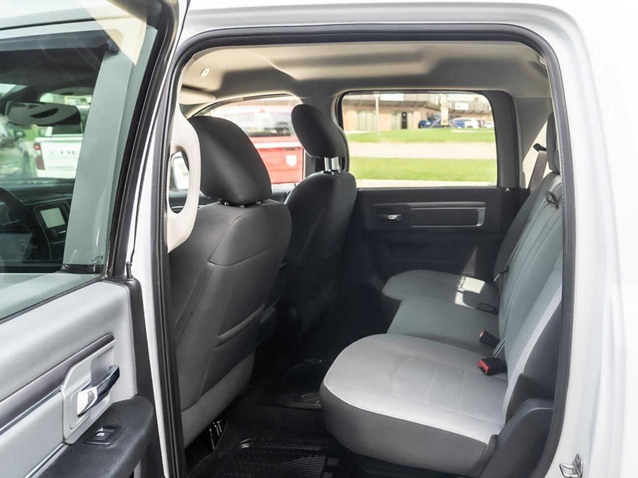 2022 RAM 1500 Classic SLT 4x4 Crew Cab Photo17