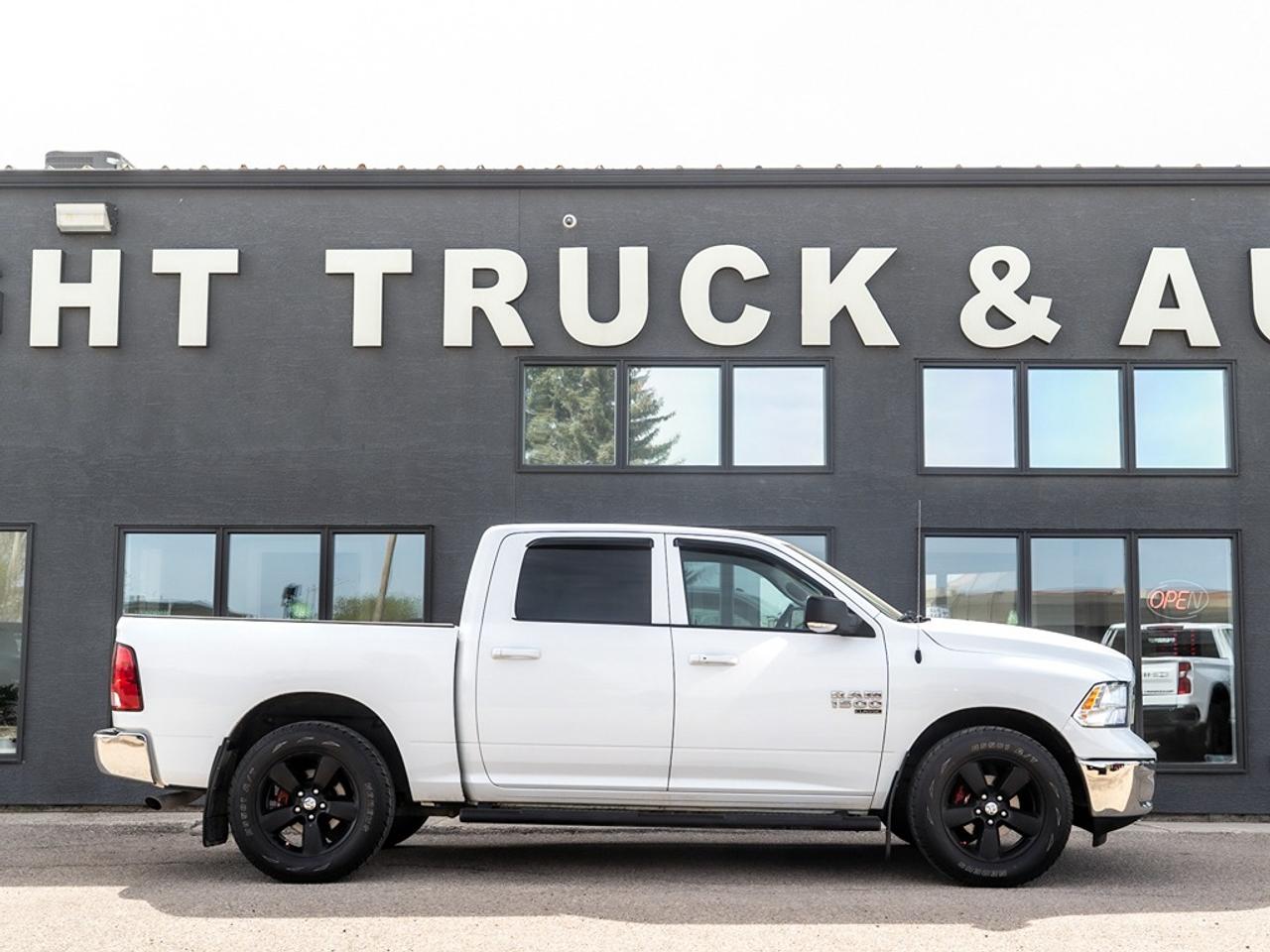 2022 RAM 1500 Classic SLT 4x4 Crew Cab Photo4