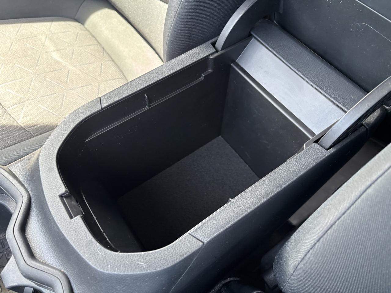 2019 Toyota RAV4 LE Photo