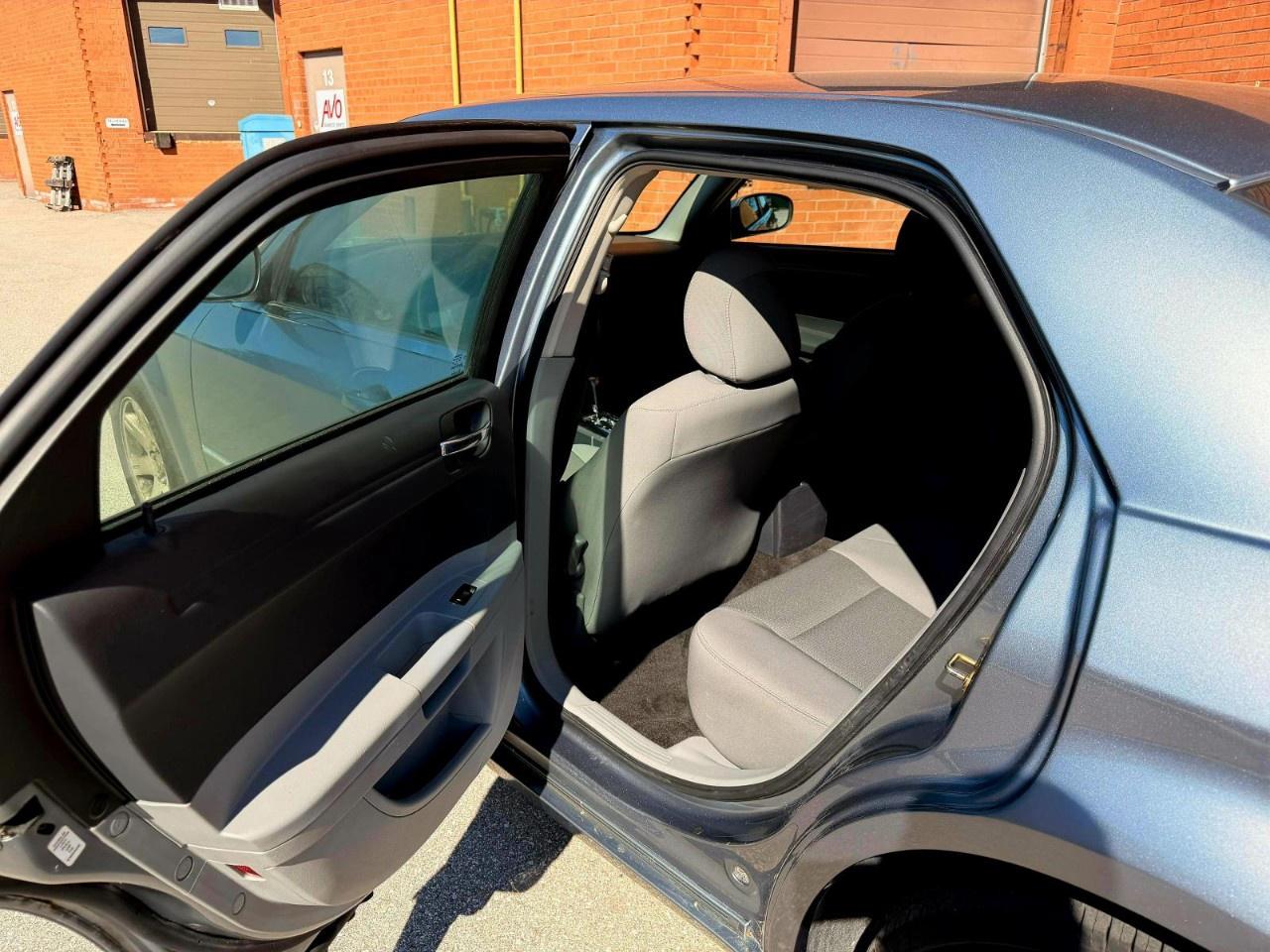 2006 Chrysler 300 4dr Sdn 300 RWD Photo