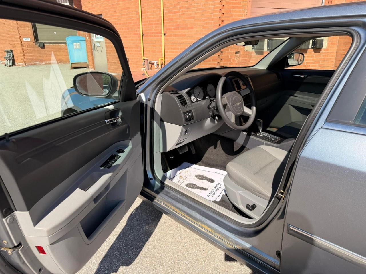 2006 Chrysler 300 4dr Sdn 300 RWD Photo