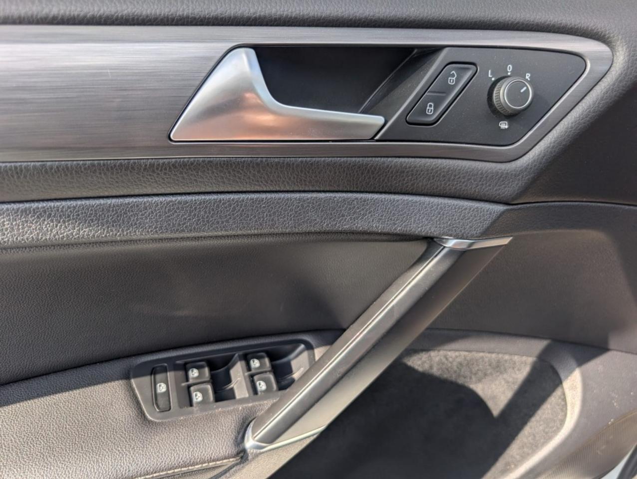 2021 Volkswagen Golf TSI * PANORAMIC ROOF * 2 SETS OF RIMS & TIRES * NA - Photo #18