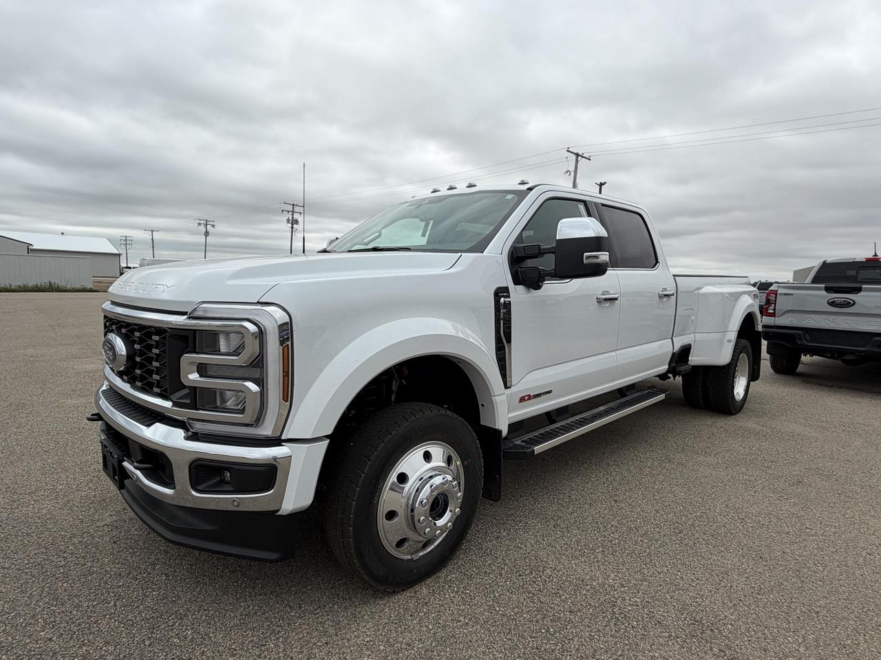 2026 Ford F-450 Super Duty DRW Lariat Photo3