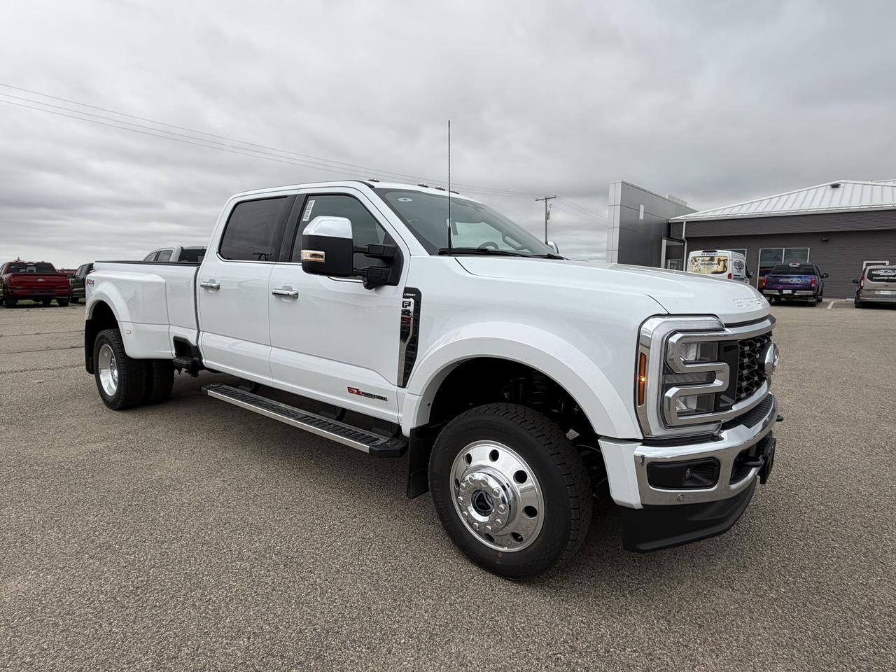 2026 Ford F-450 Super Duty DRW Lariat Photo1