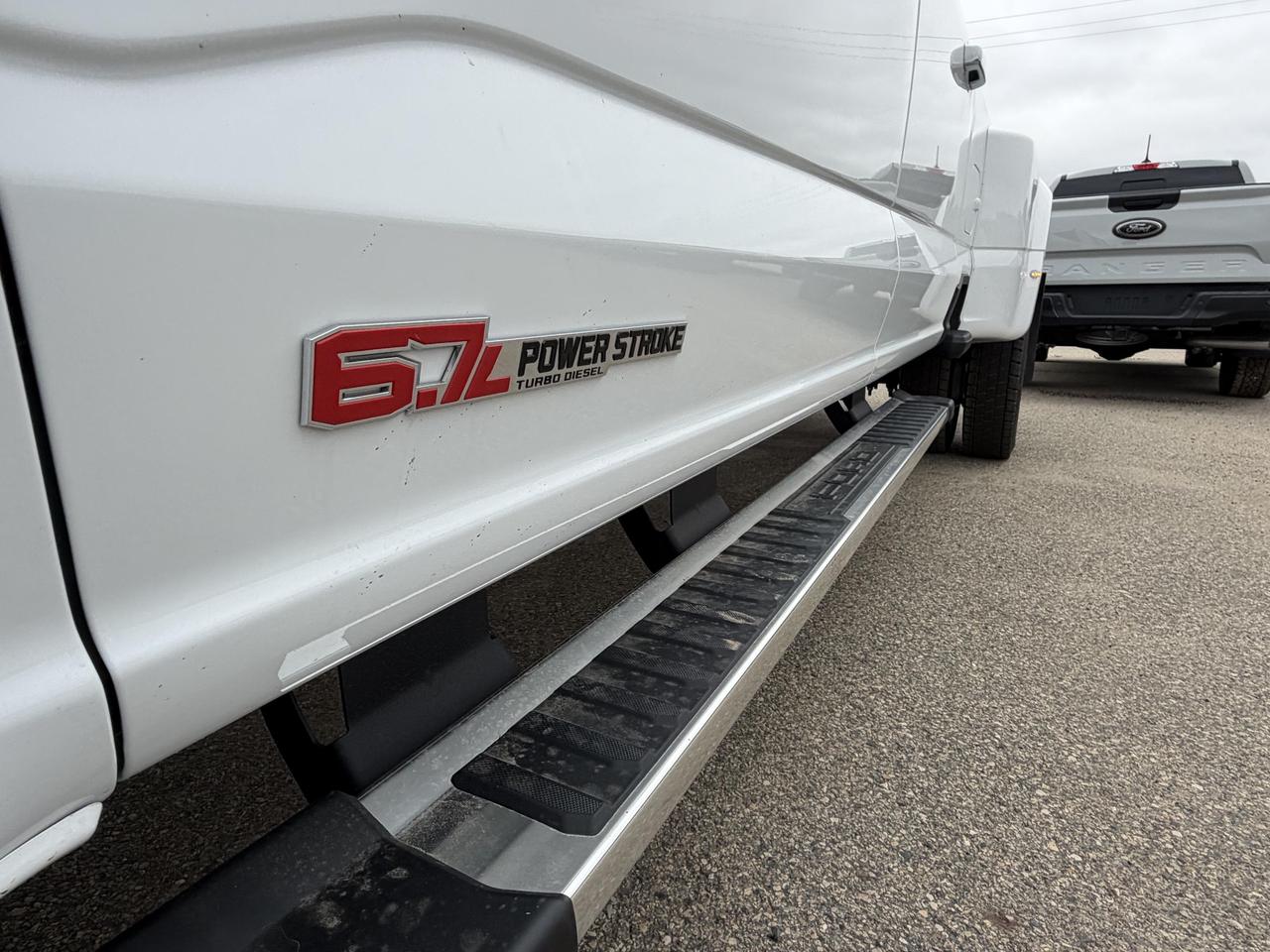 2026 Ford F-450 Super Duty DRW Lariat Photo4