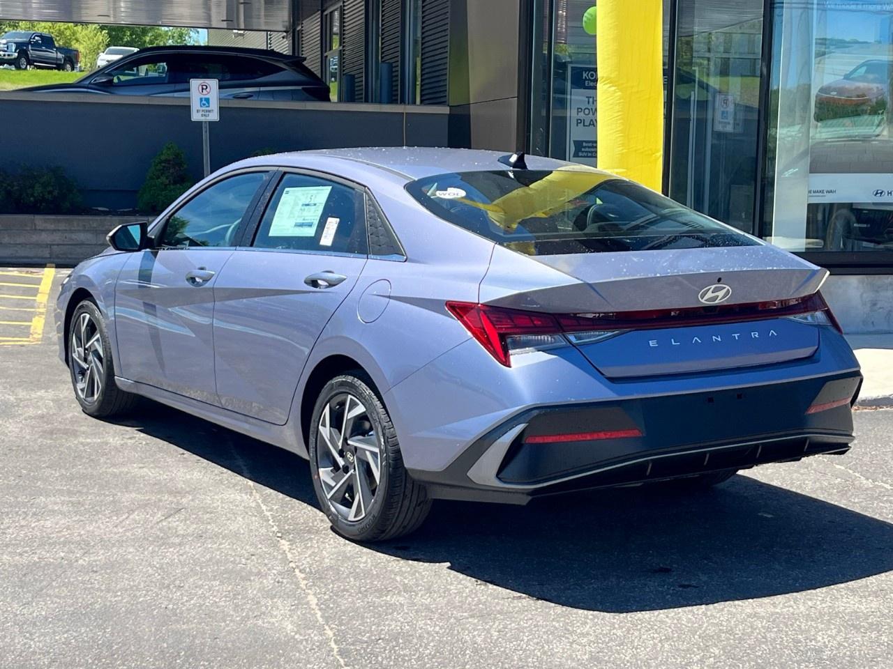 2026 Hyundai Elantra Luxury IVT Photo2