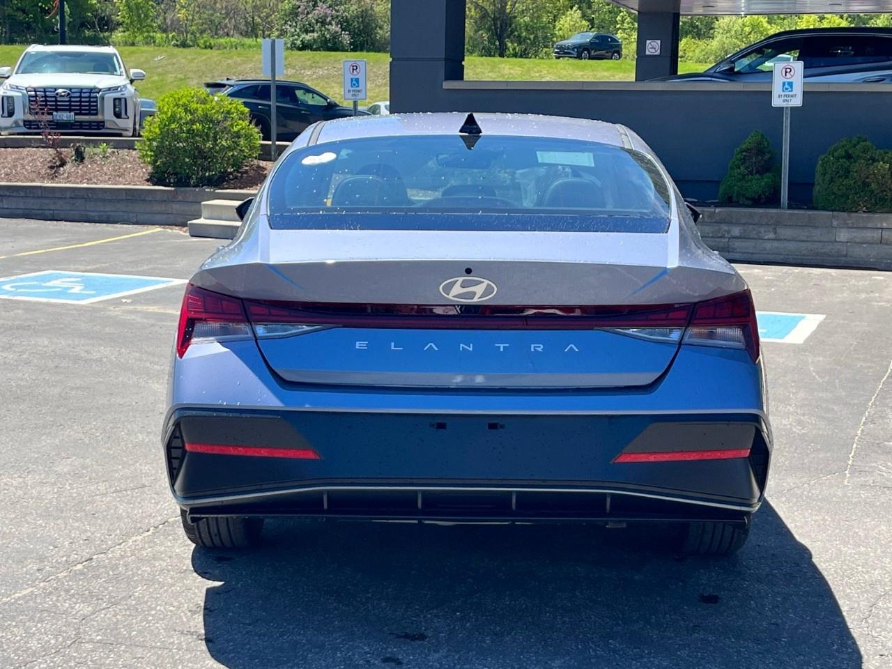 2026 Hyundai Elantra Luxury IVT Photo3