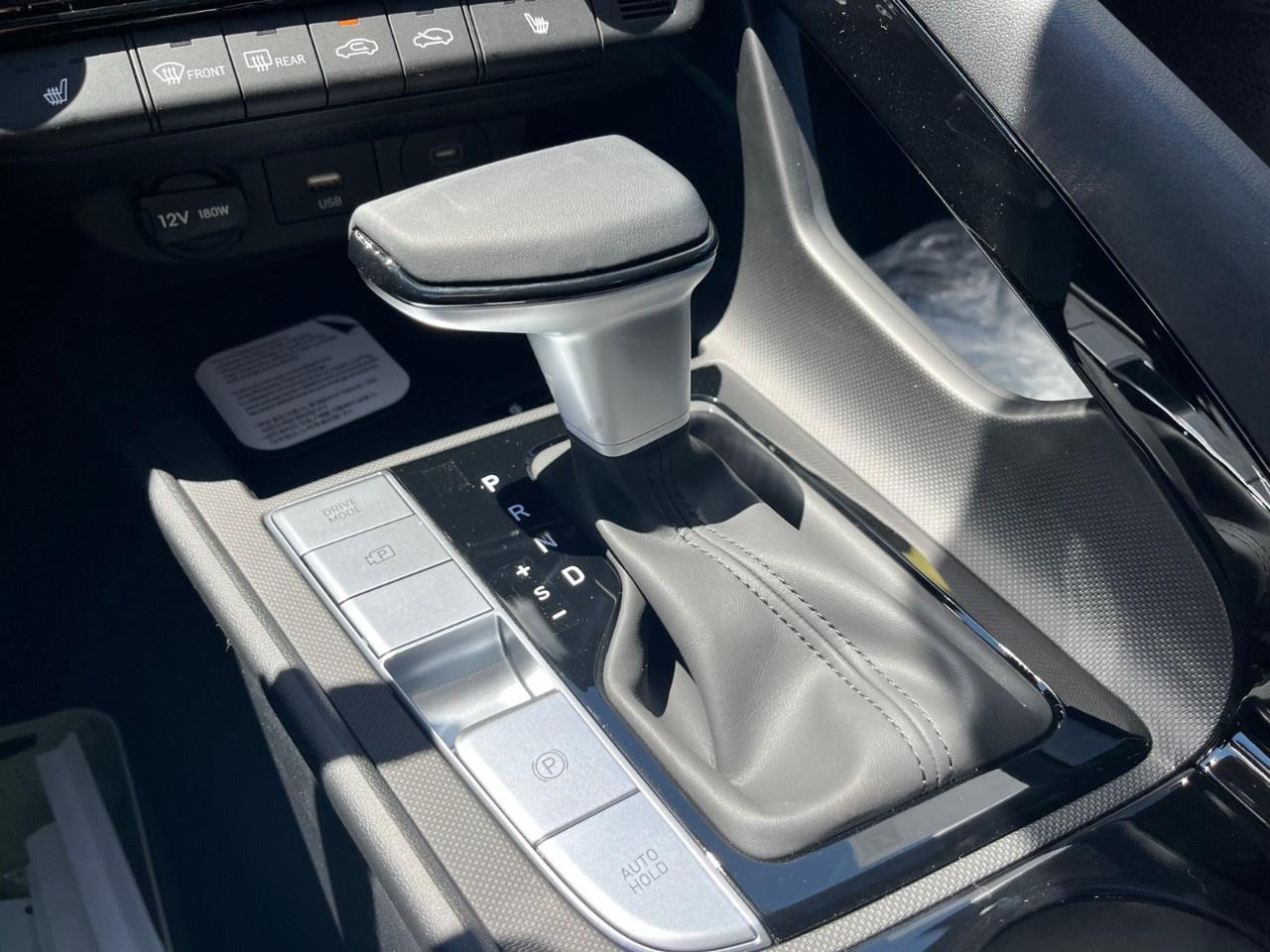 2026 Hyundai Elantra Luxury IVT Photo