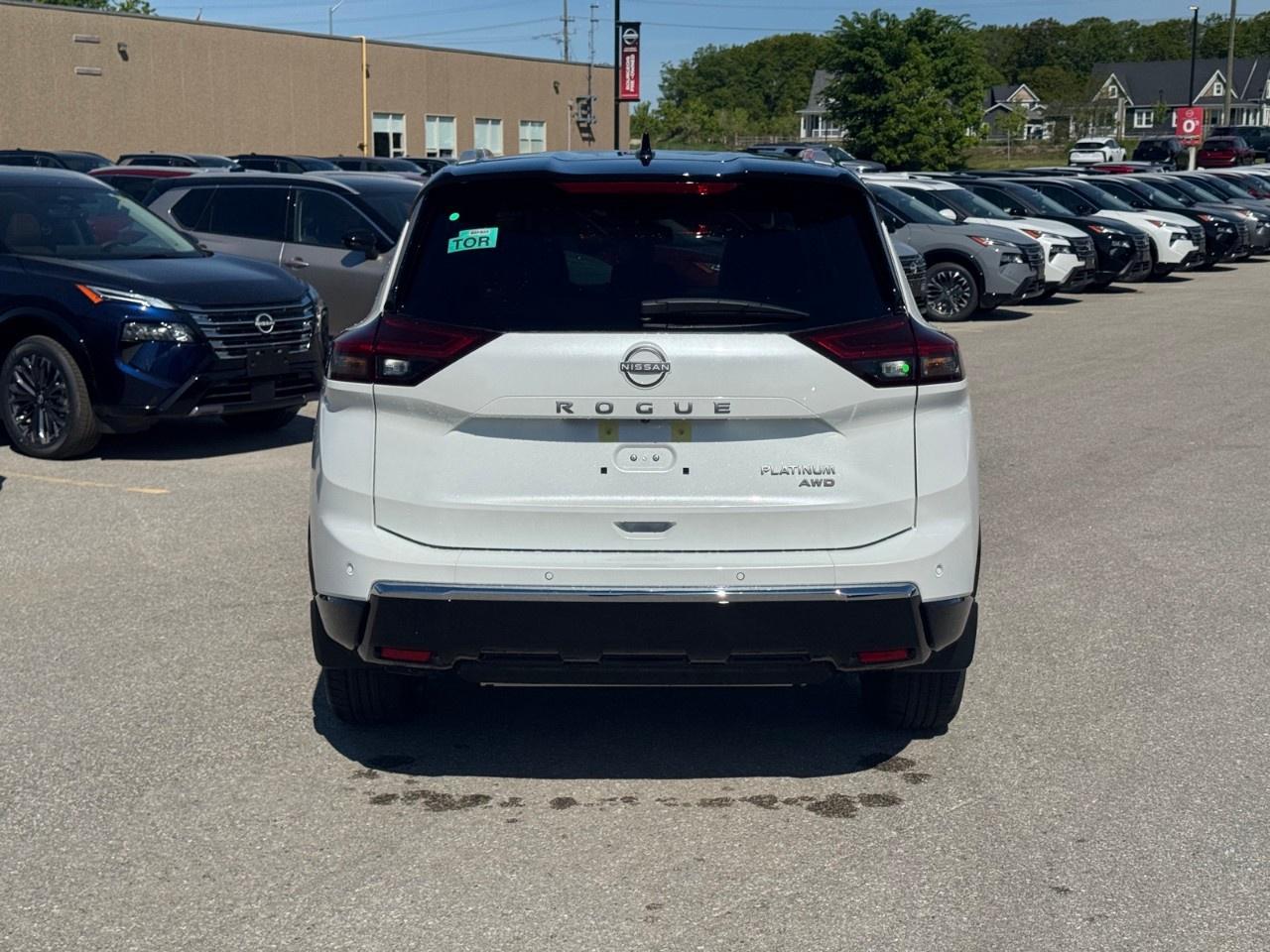 2026 Nissan Rogue AWD Platinum Photo4