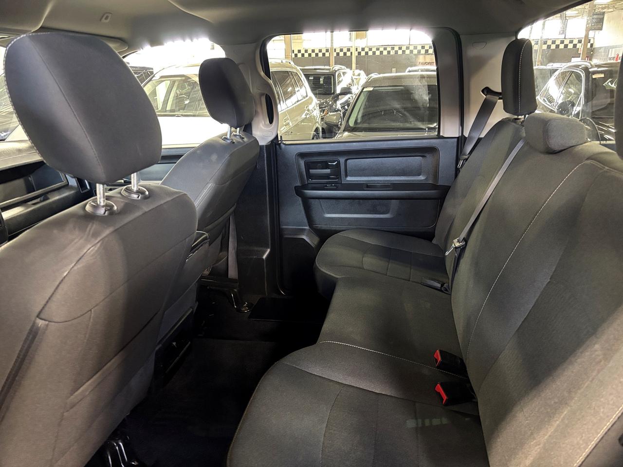 2022 RAM 1500 Classic Express|V8HEMI|4X4|CREWCAB|6PASSENGER|SXM|BACKCAM| Photo