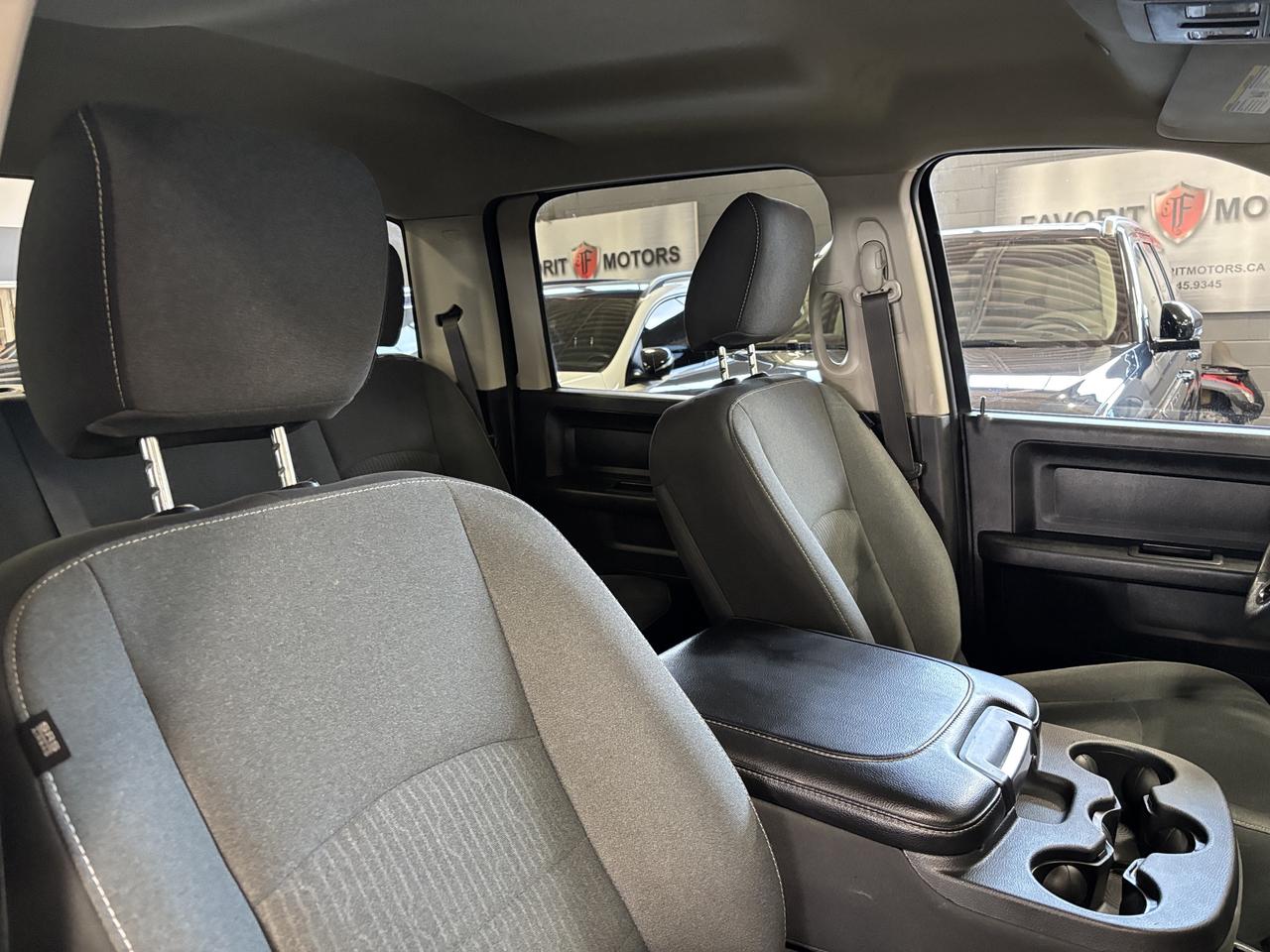 2022 RAM 1500 Classic Express|V8HEMI|4X4|CREWCAB|6PASSENGER|SXM|BACKCAM| Photo