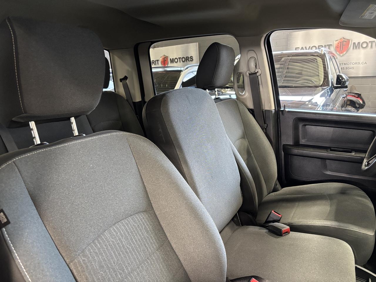 2022 RAM 1500 Classic Express|V8HEMI|4X4|CREWCAB|6PASSENGER|SXM|BACKCAM| Photo