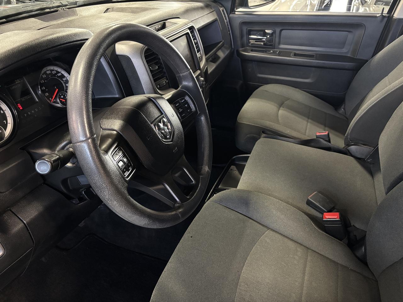 2022 RAM 1500 Classic Express|V8HEMI|4X4|CREWCAB|6PASSENGER|SXM|BACKCAM| Photo