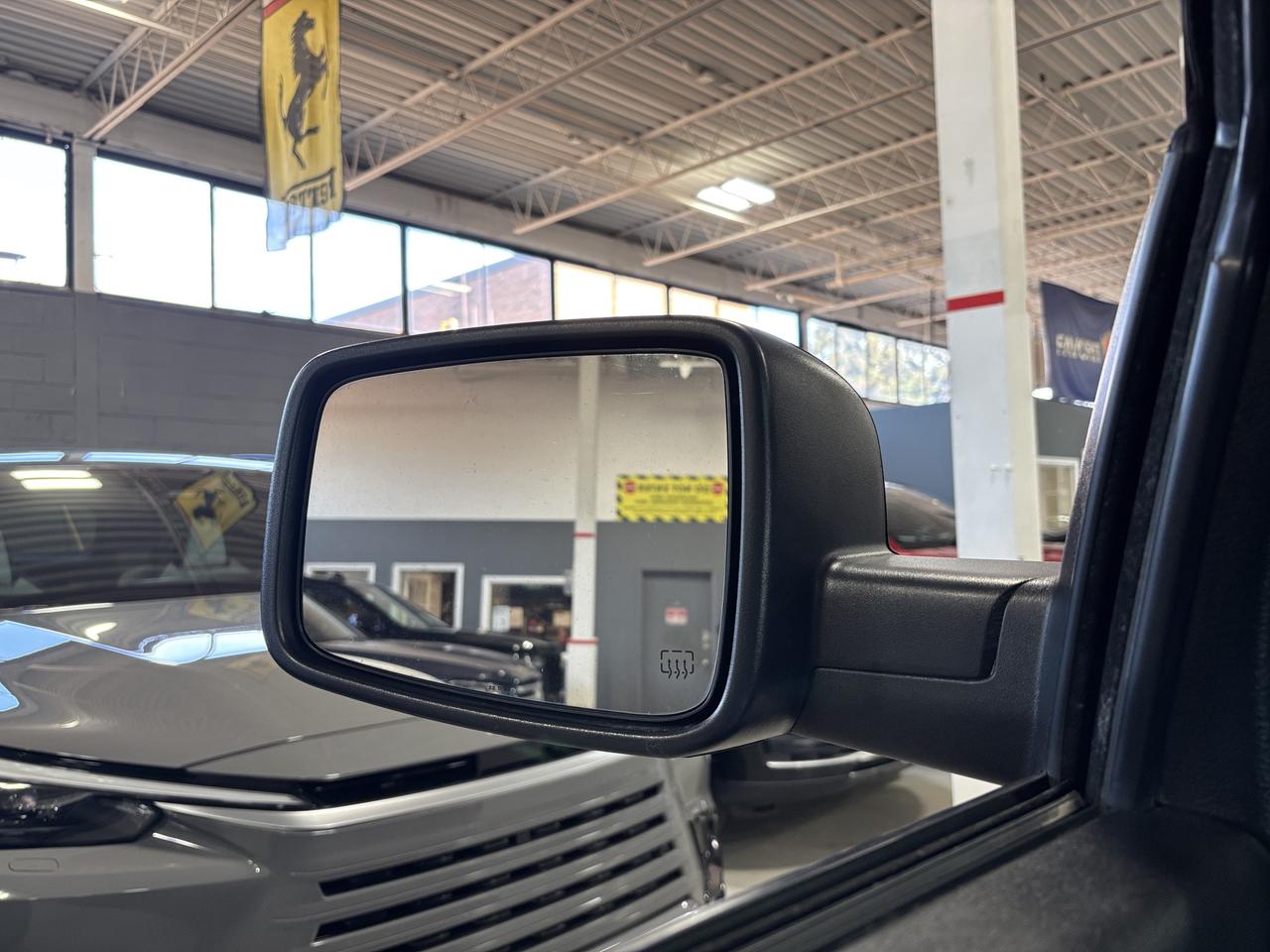 2022 RAM 1500 Classic Express|V8HEMI|4X4|CREWCAB|6PASSENGER|SXM|BACKCAM| Photo