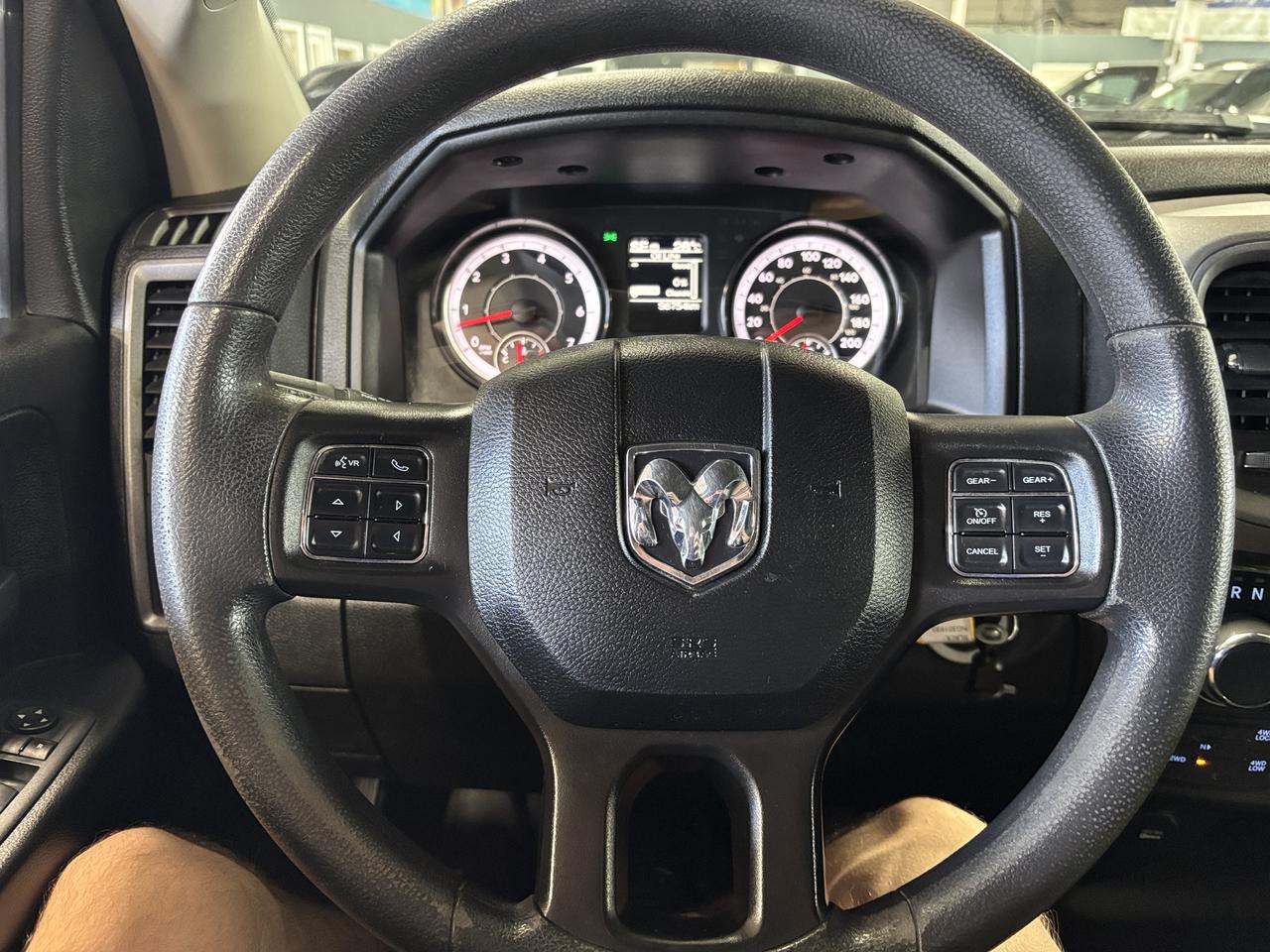 2022 RAM 1500 Classic Express|V8HEMI|4X4|CREWCAB|6PASSENGER|SXM|BACKCAM| Photo