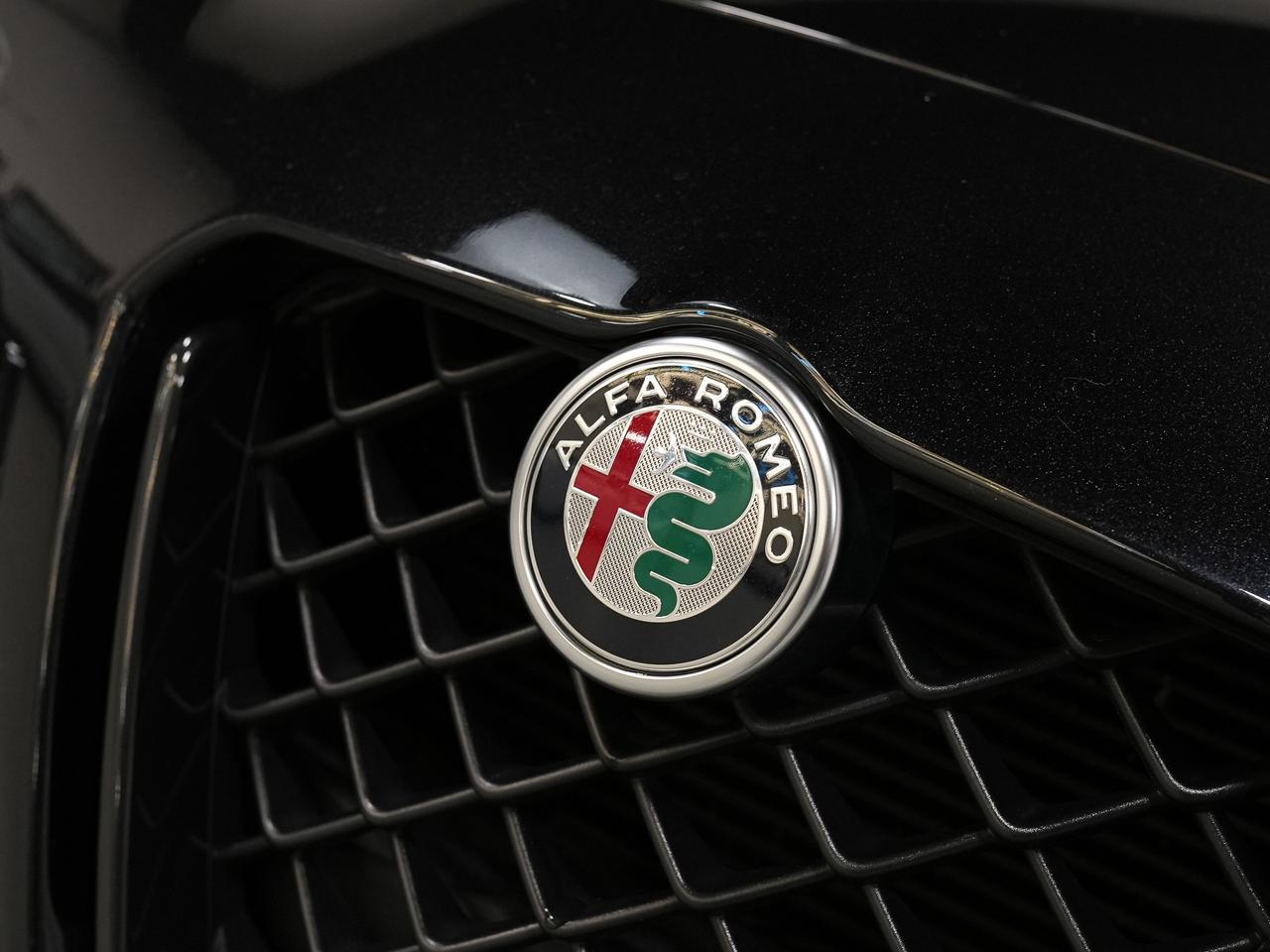 2022 Alfa Romeo Giulia QUADRIFOGLIO | HARMAN KARDON | CARBON FIBER Photo