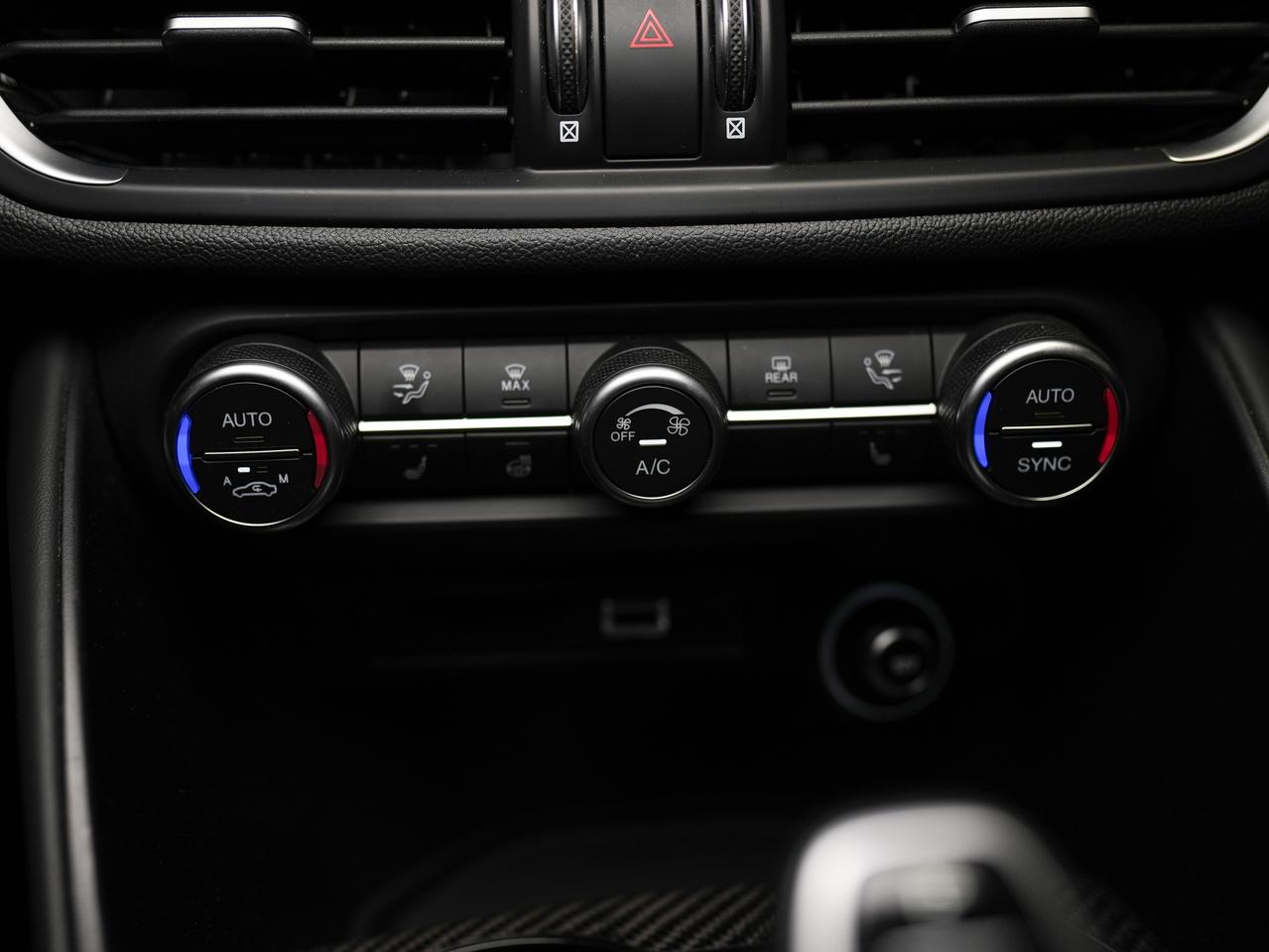2022 Alfa Romeo Giulia QUADRIFOGLIO | HARMAN KARDON | CARBON FIBER Photo