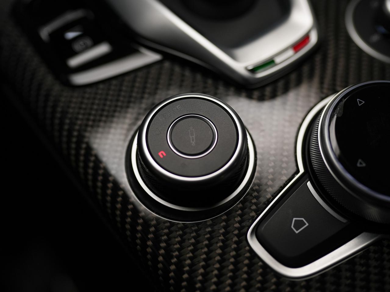 2022 Alfa Romeo Giulia QUADRIFOGLIO | HARMAN KARDON | CARBON FIBER Photo