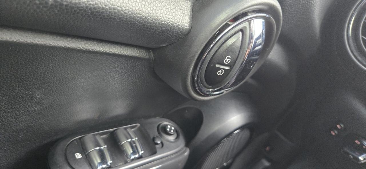 2015 MINI Cooper Hardtop 5dr Hatchback Photo