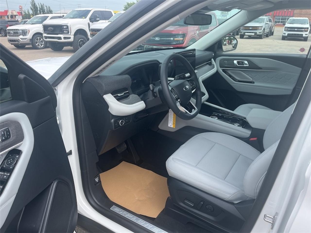2026 Ford Explorer Platinum  - Leather Package Photo5