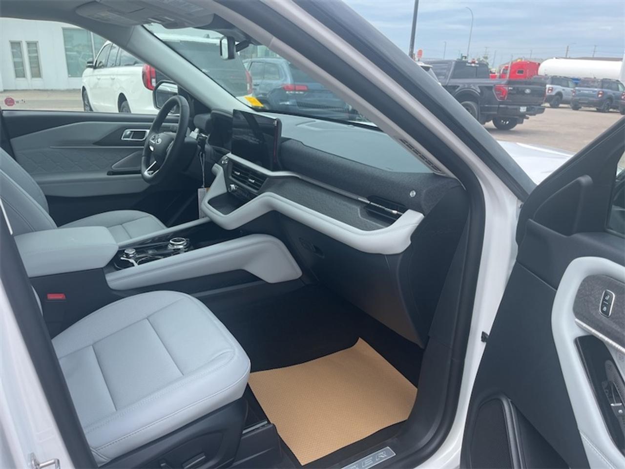 2026 Ford Explorer Platinum  - Leather Package Photo5