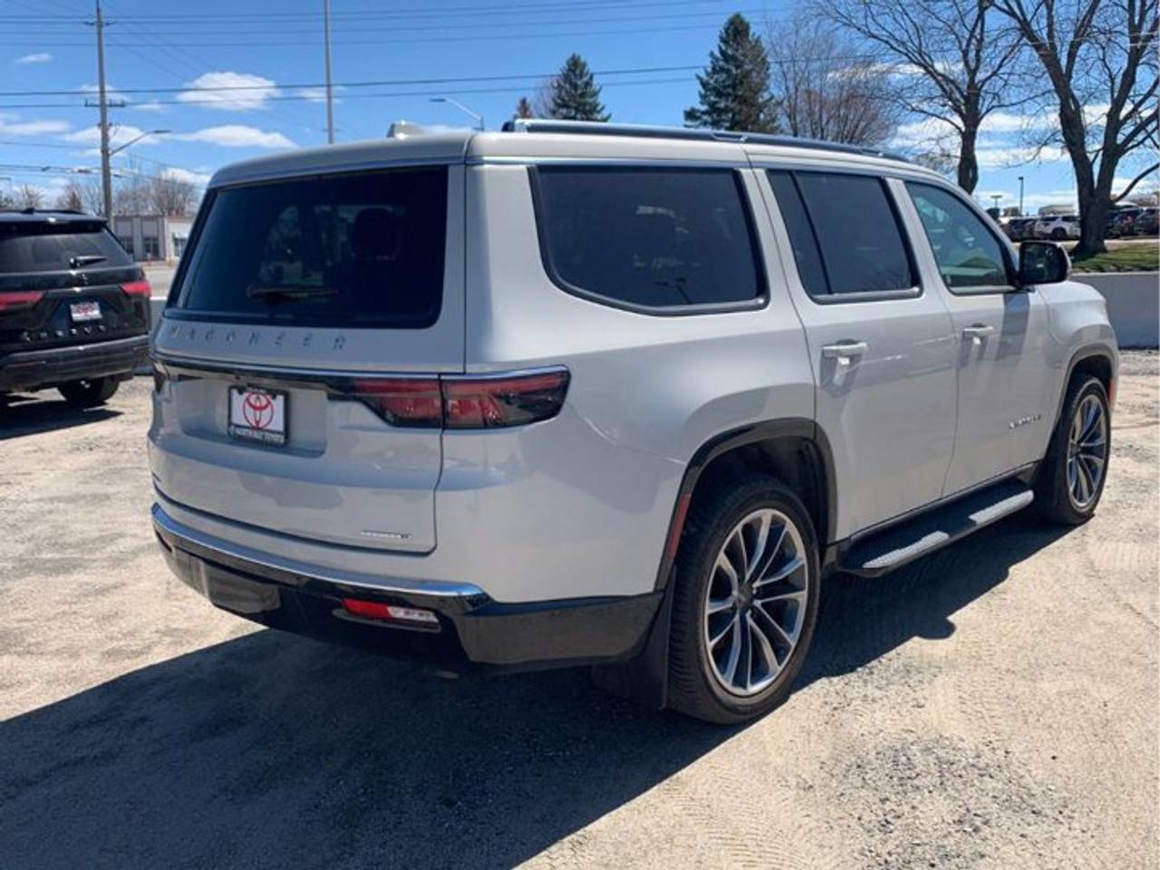 2022 Jeep Wagoneer Series II 4x4 | Leather | Premium Group | Heated + Cooled Seats | BSM | Remote Start | and More ! Photo