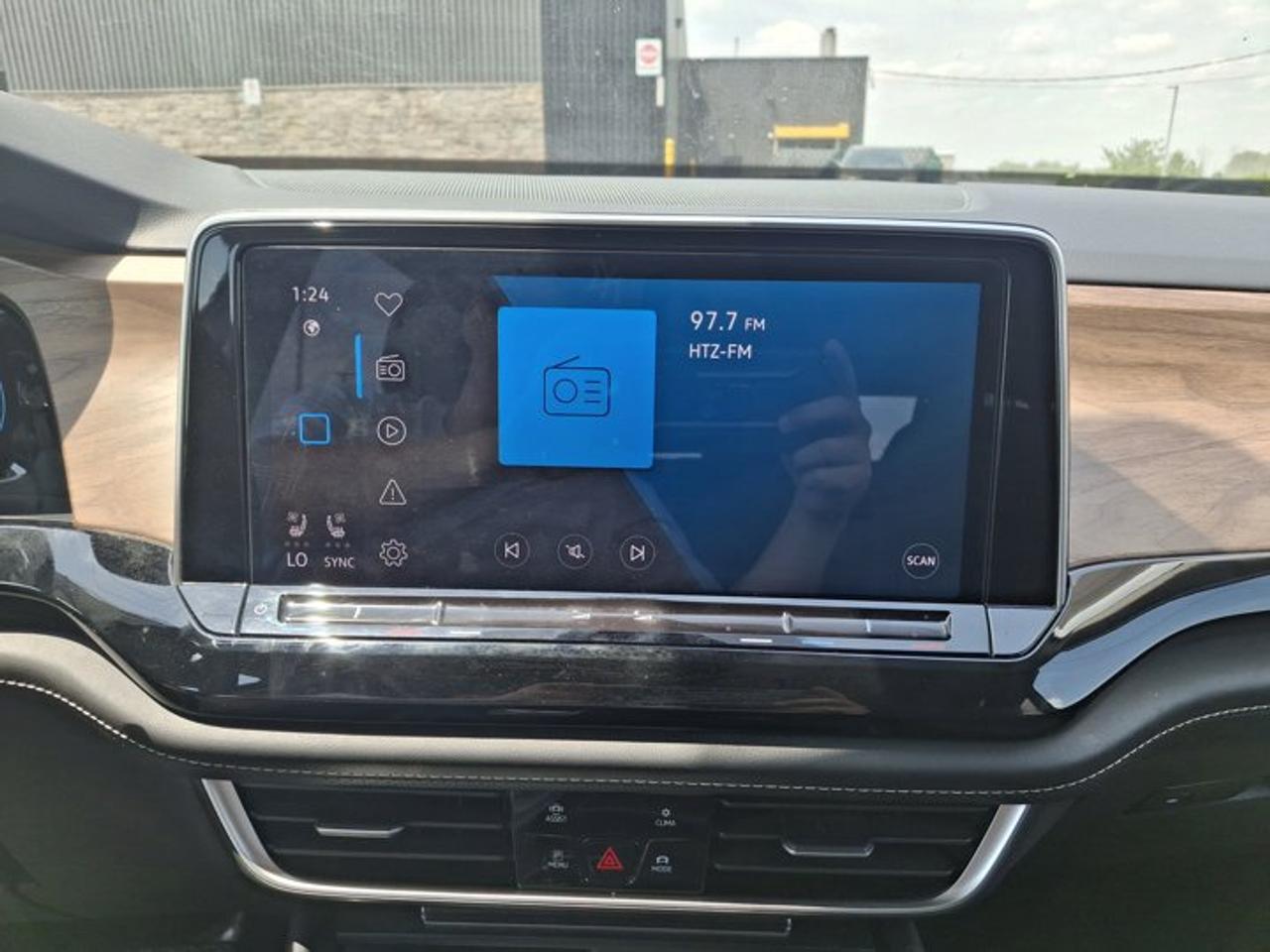2024 Volkswagen Atlas Comfortline 4Motion | Third Row | Leather | Heated + Ventilated Seats | Heated Steering | and More ! Photo3