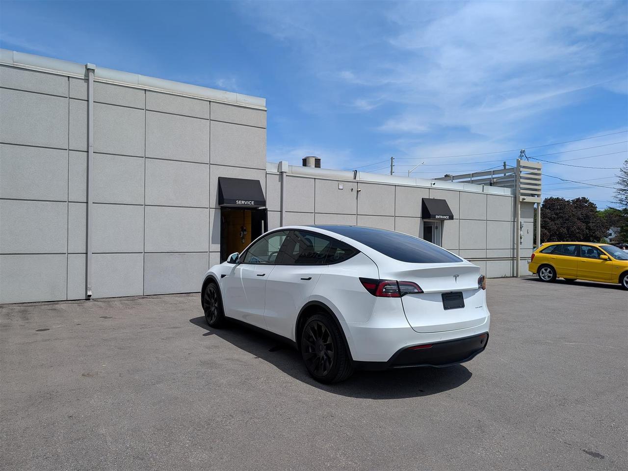 2022 Tesla Model Y LONG RANGE AWD - DUAL MOTOR Photo2