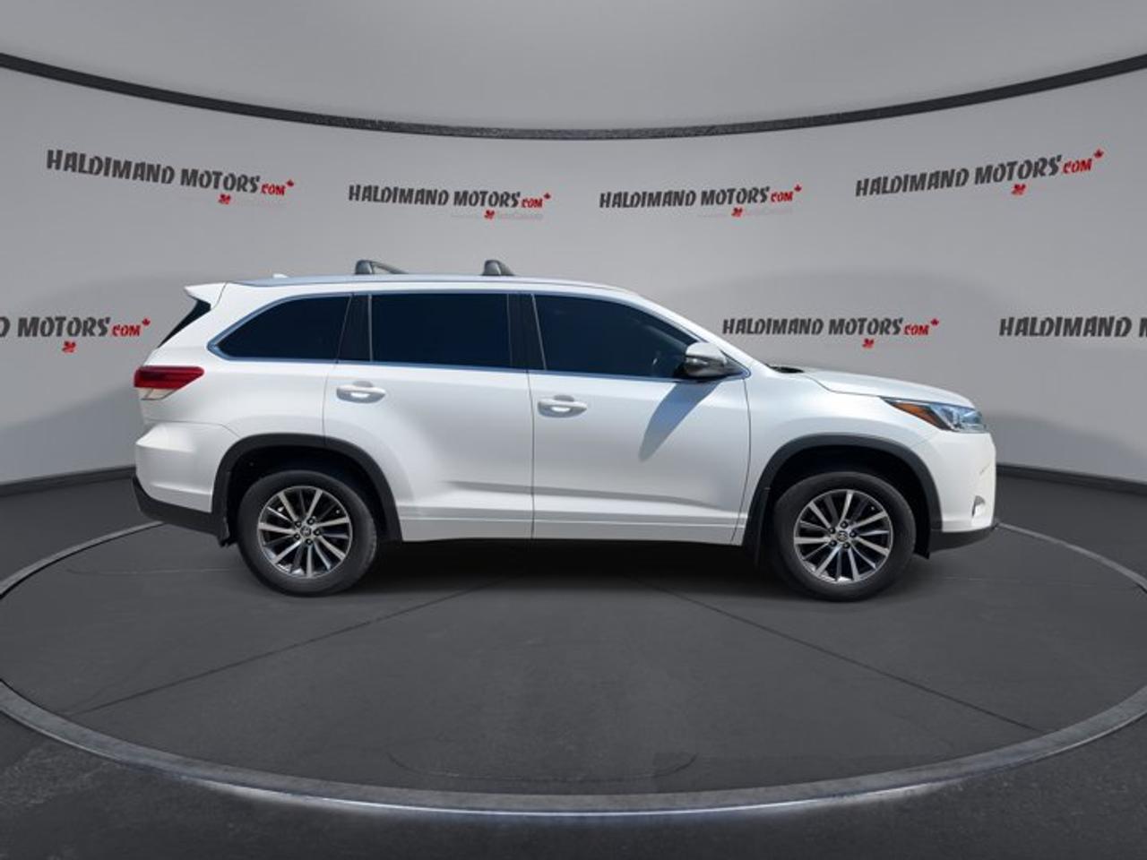 2017 Toyota Highlander XLE AWD | Leather Seats Photo