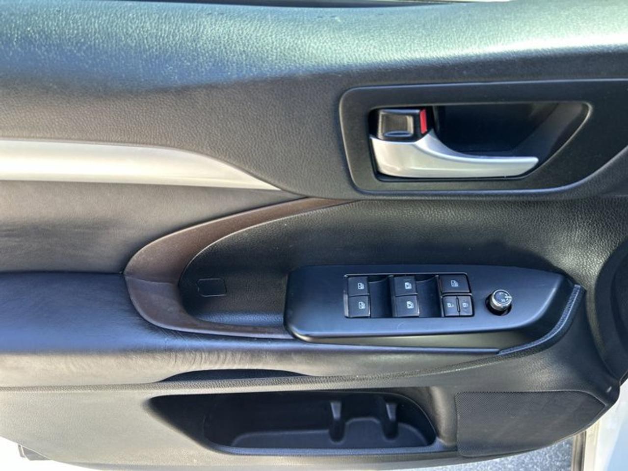 2017 Toyota Highlander XLE AWD | Leather Seats Photo
