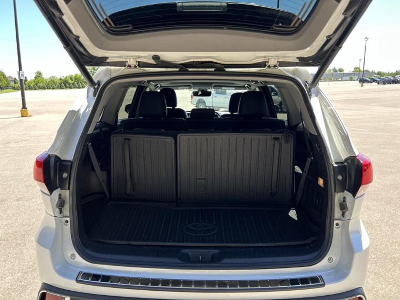 2017 Toyota Highlander XLE AWD | Leather Seats Photo