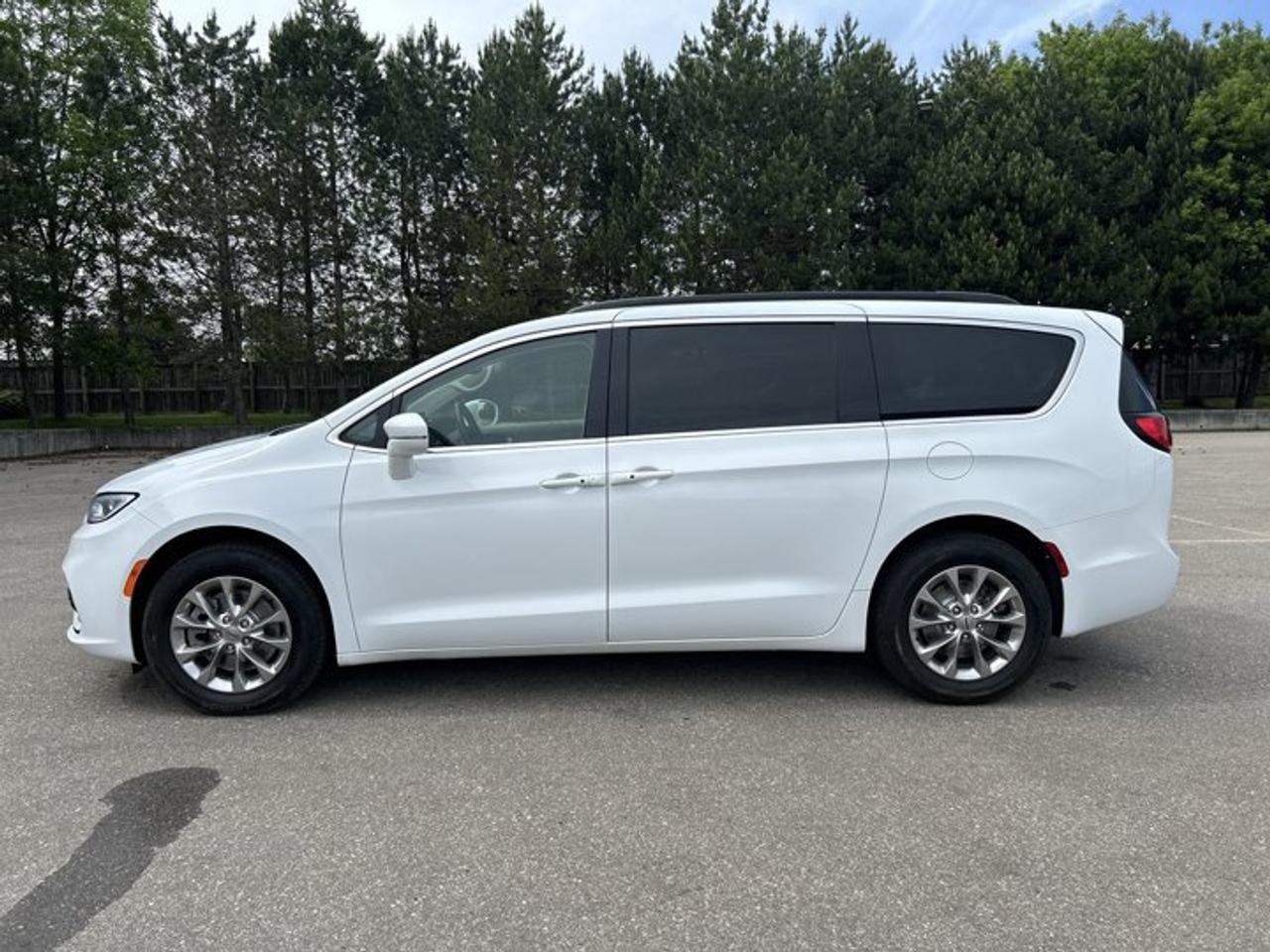 2022 Chrysler Pacifica Touring L AWD | No Accidents | Leather Seats | Heated Steering Photo
