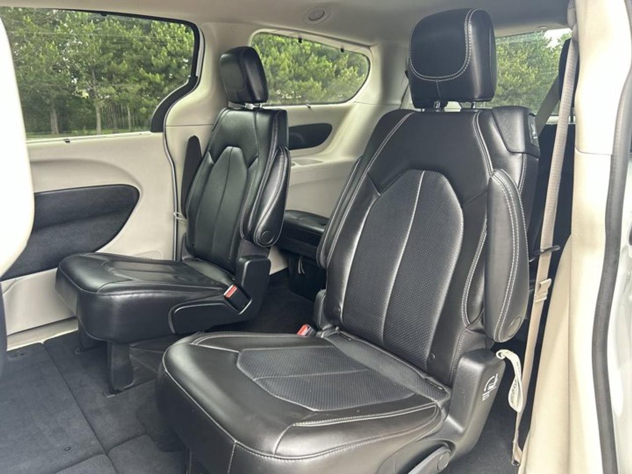 2022 Chrysler Pacifica Touring L AWD | No Accidents | Leather Seats | Heated Steering Photo