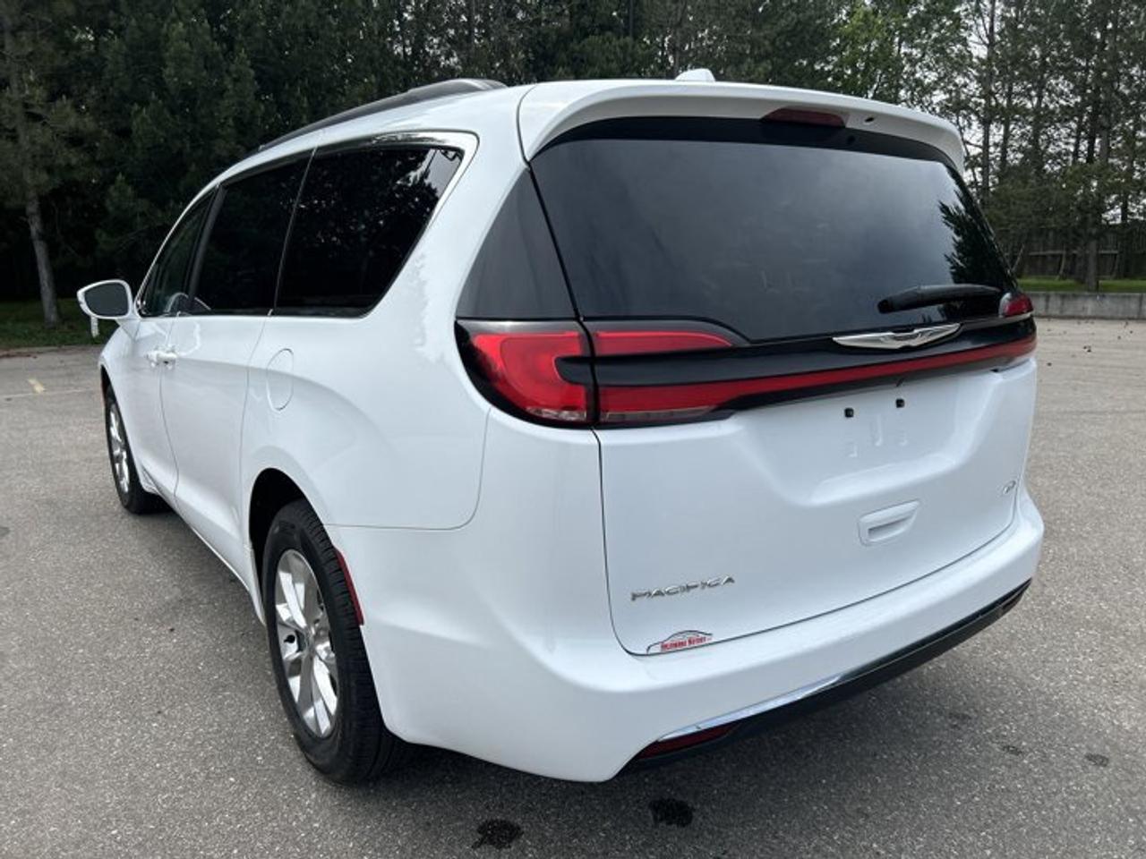 2022 Chrysler Pacifica Touring L AWD | No Accidents | Leather Seats | Heated Steering Photo