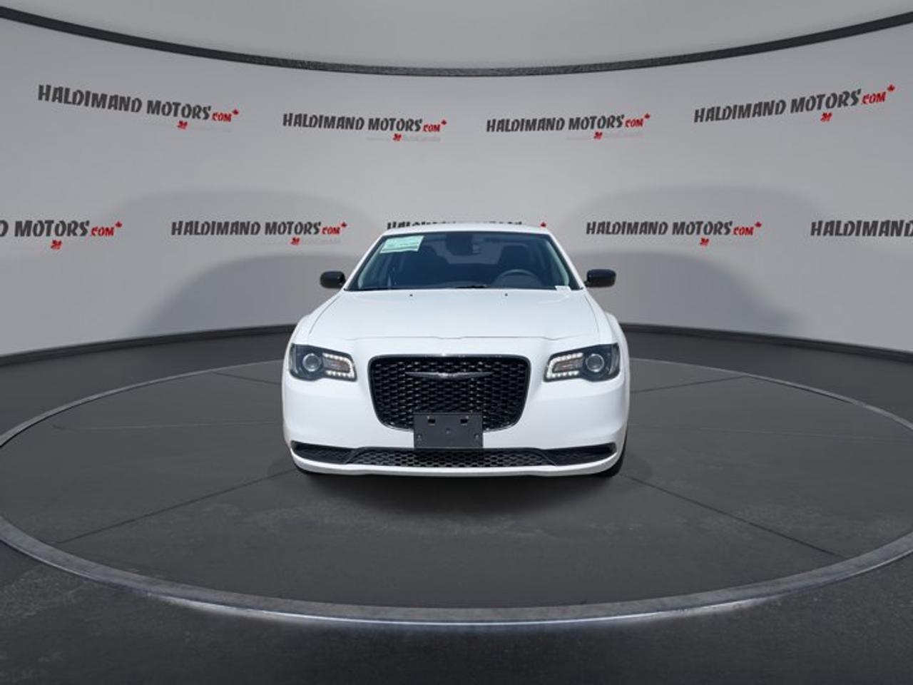 2023 Chrysler 300 Touring AWD | No Accidents Photo