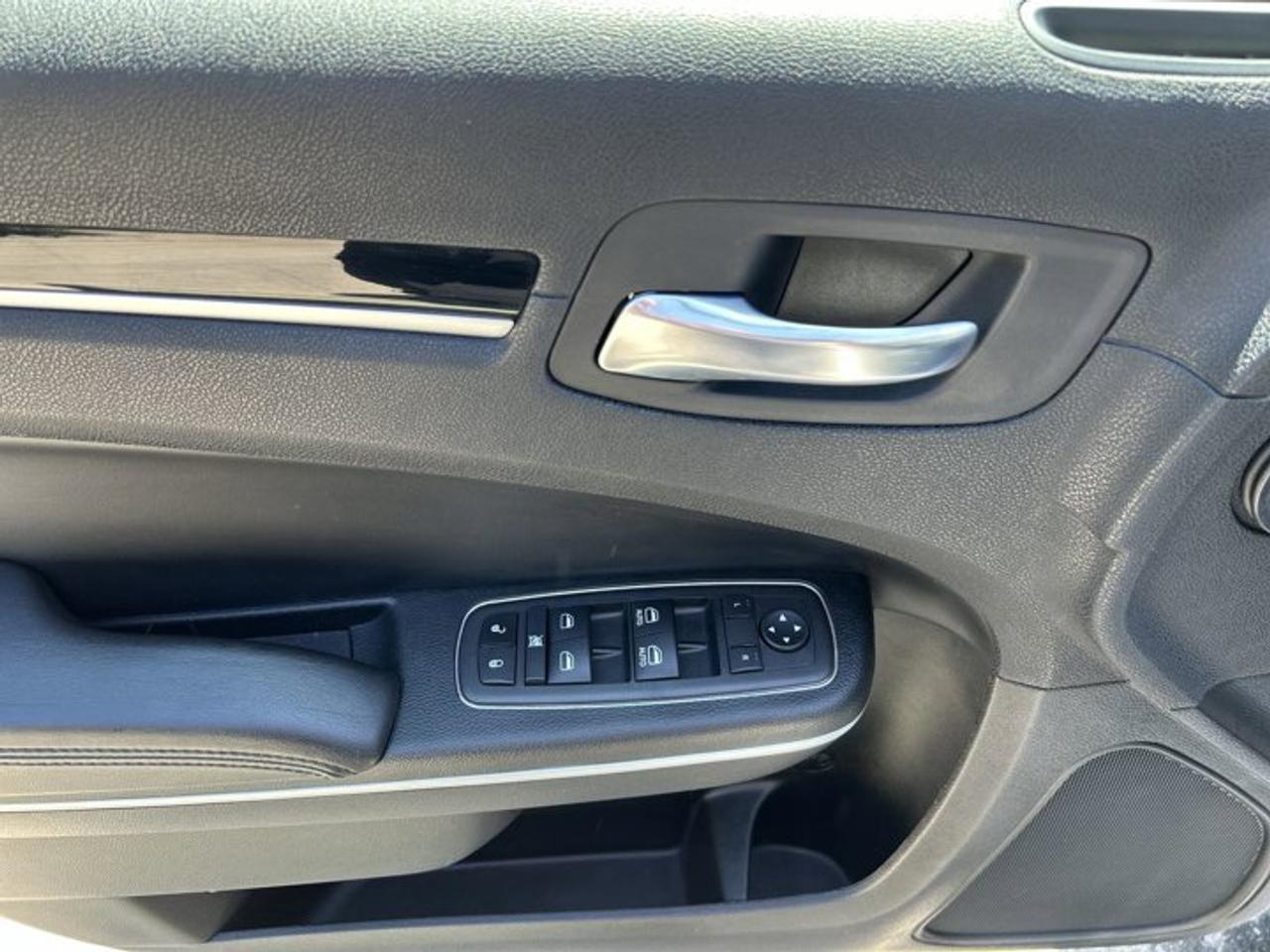 2023 Chrysler 300 Touring AWD | No Accidents Photo