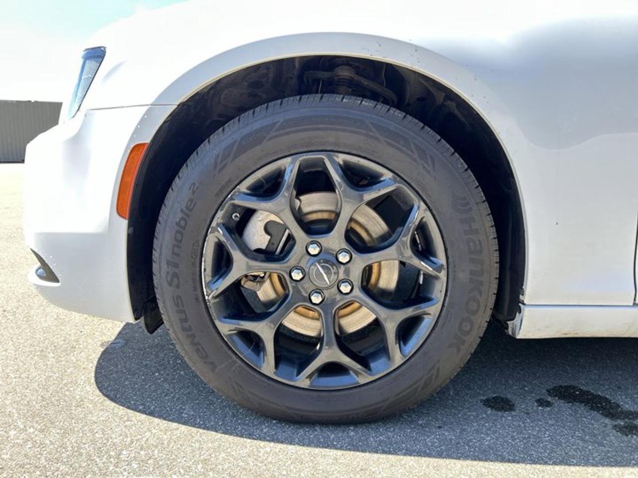 2023 Chrysler 300 Touring AWD | No Accidents Photo